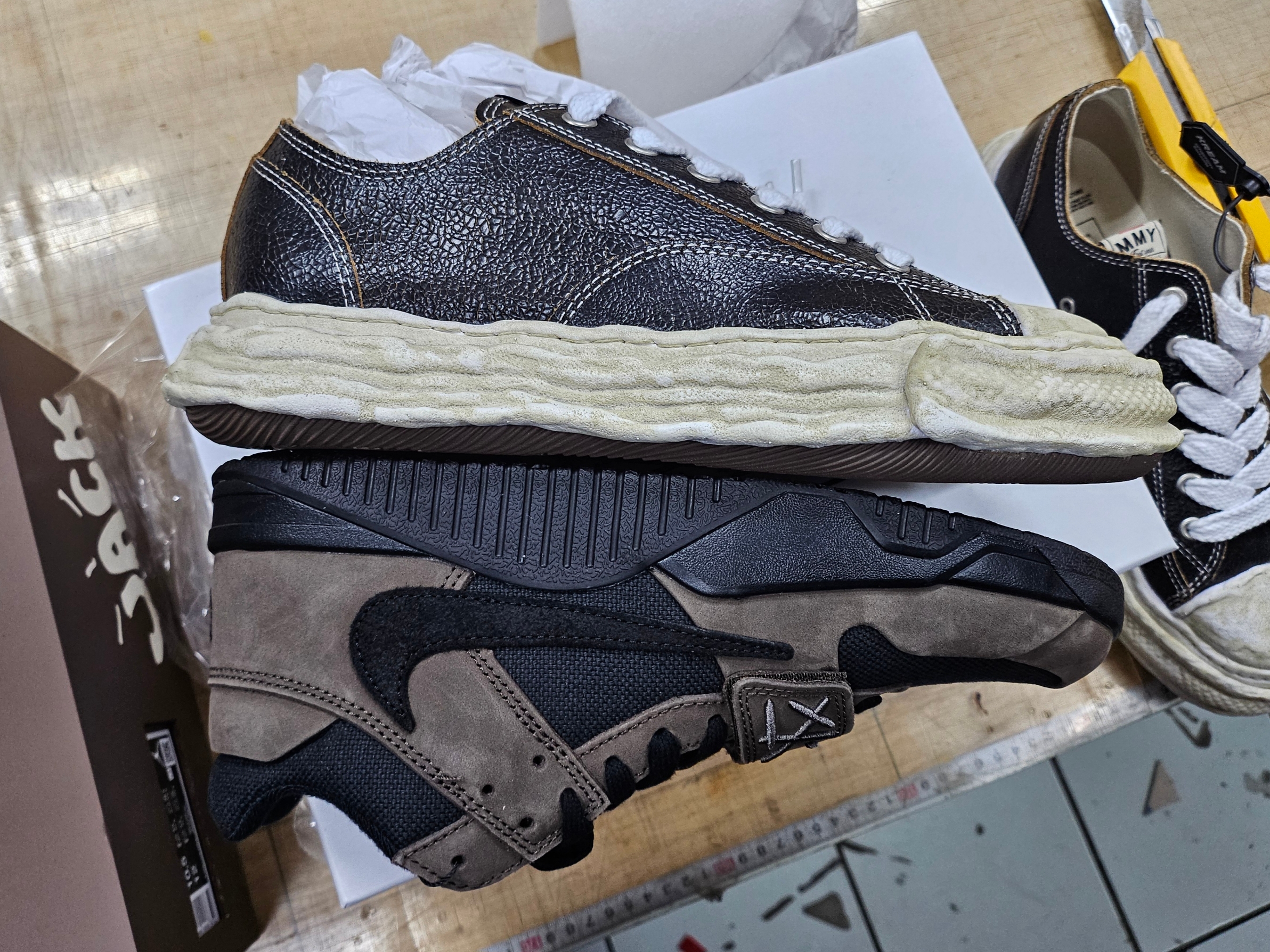 Jordan x Travis Scott Jumpman Jack TR Black and Dark Mocha 착용 스타일 - 5
