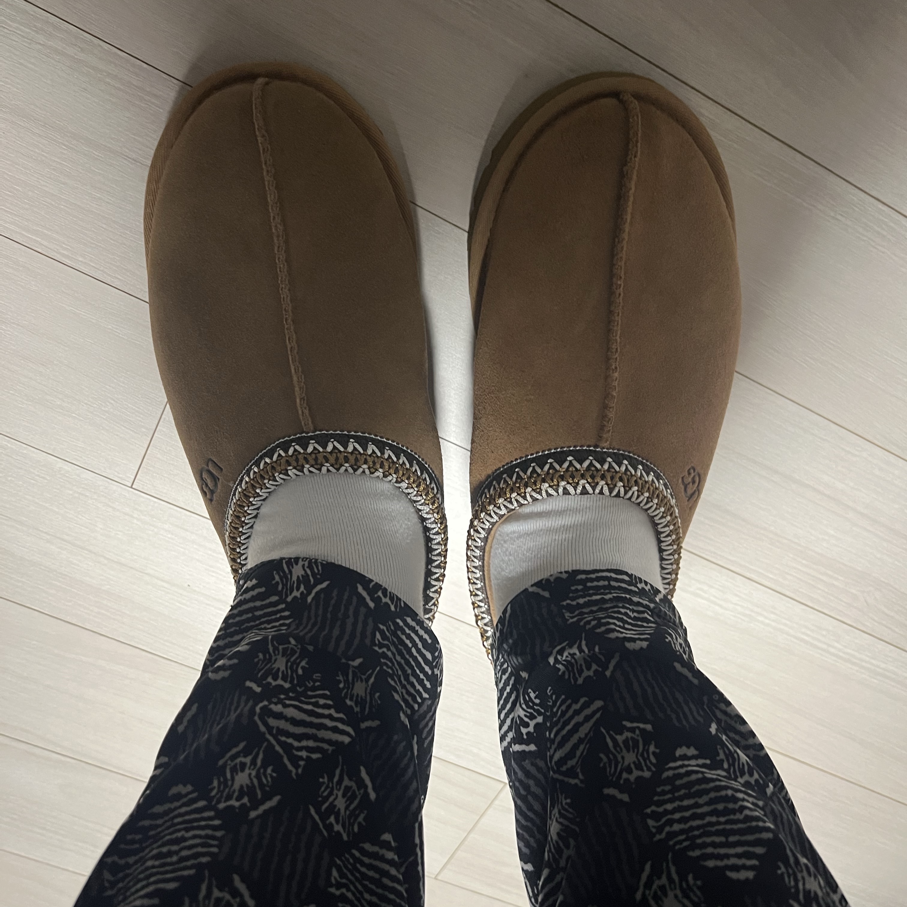 UGG Tasman Slipper Chestnut 착용 스타일
