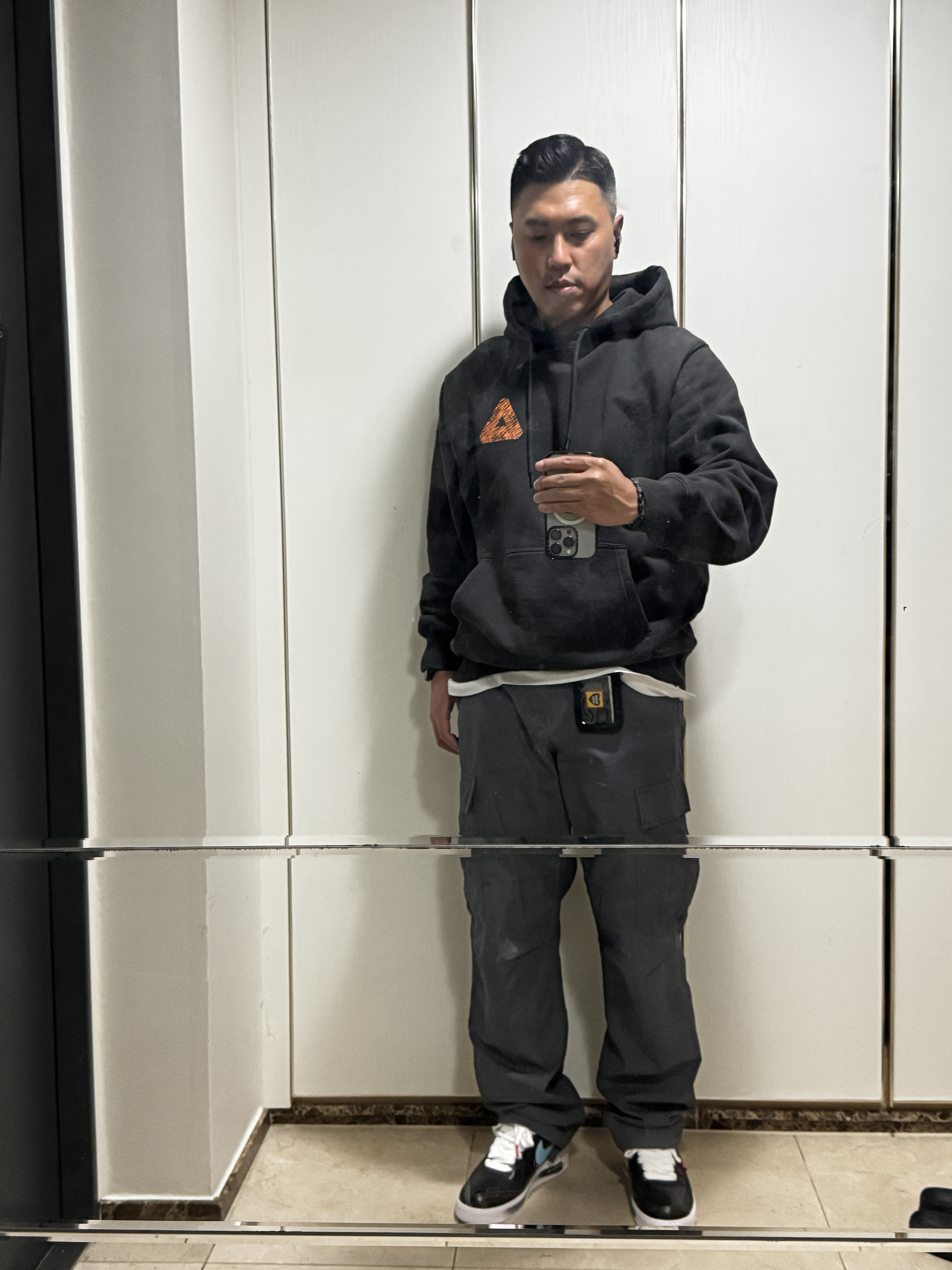 Palace Korea Hoodie Black - 24SS, Human Made Military Card Case Black 착용 스타일 - 1