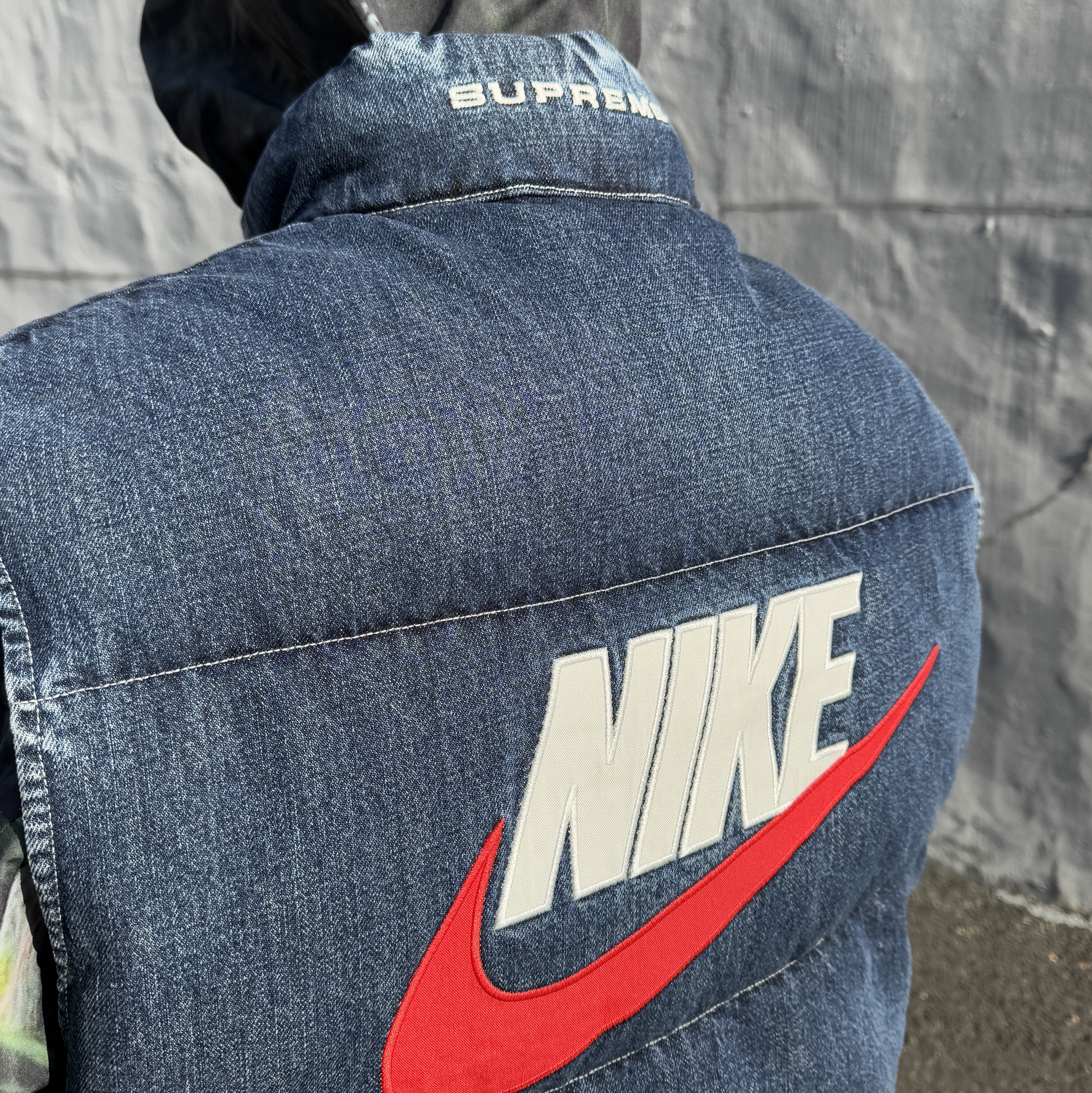 Supreme x Nike Denim Puffer Vest Indigo - 24SS 착용 스타일 - 5