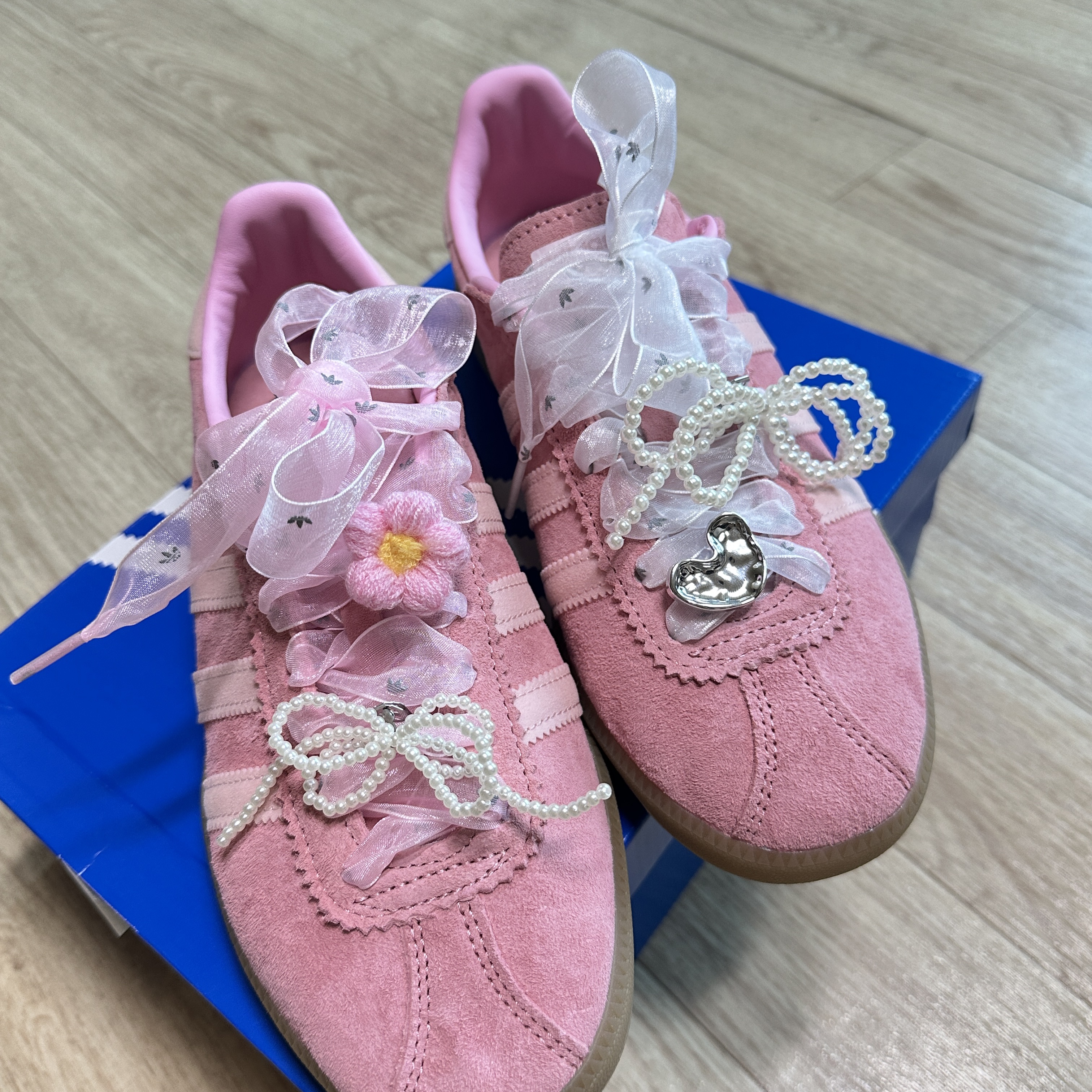 Adidas Bermuda Glow Pink 착용 스타일