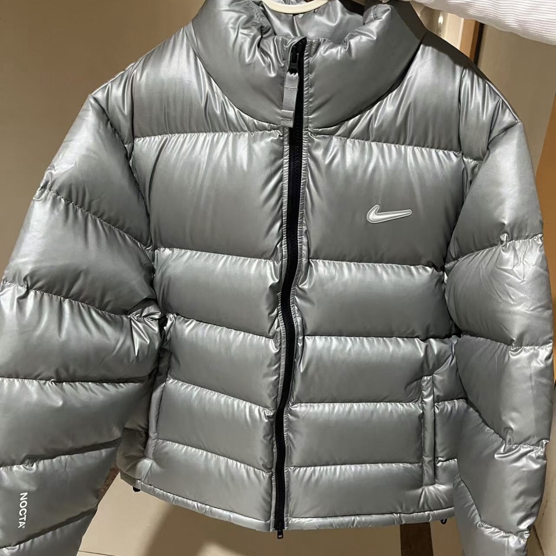 Nike x Drake Nocta Sunset Puffer Jacket Mica Green Cyber (FN8196-330) 착용 스타일 - 2