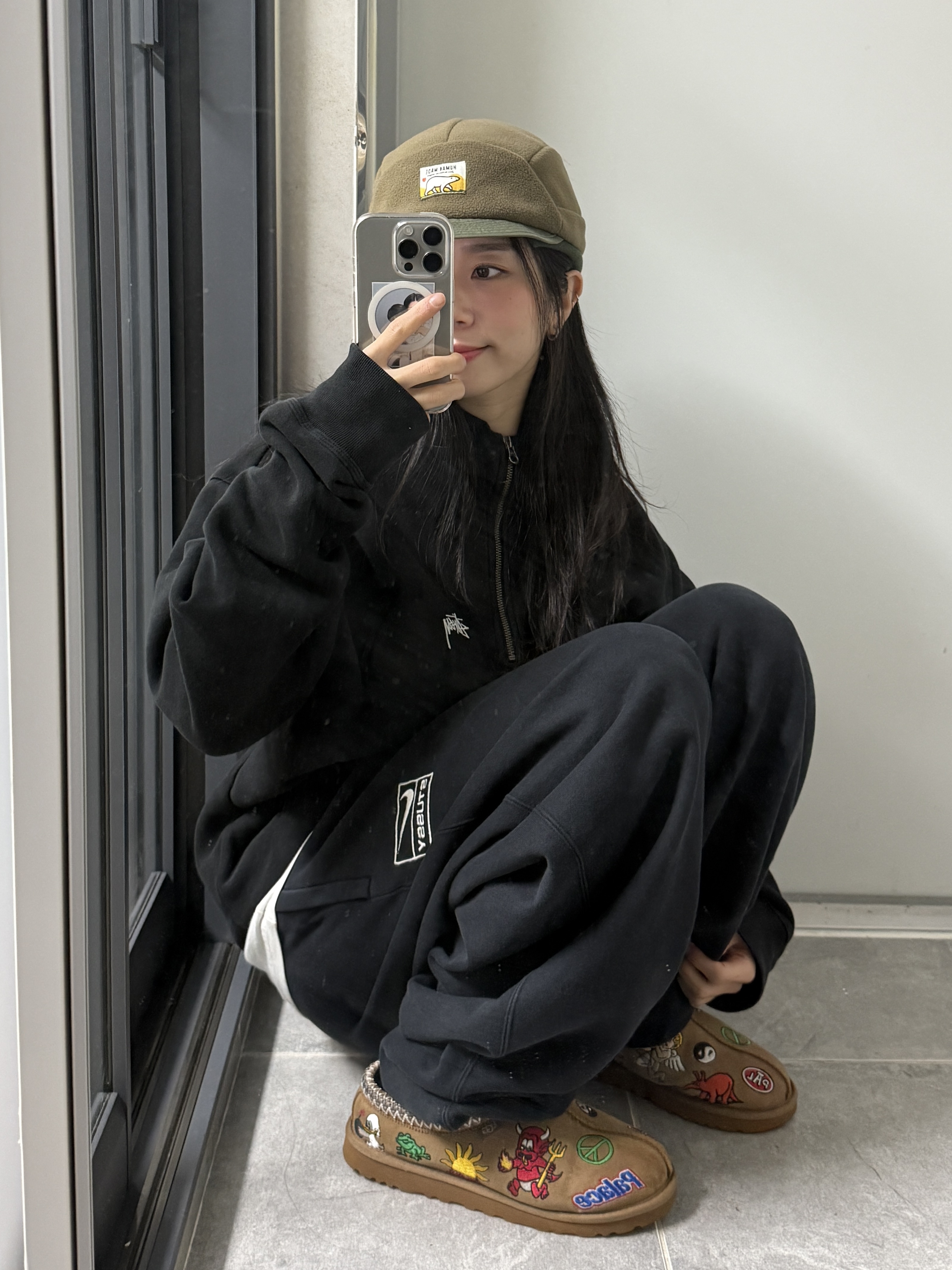 Nike x Stussy NRG RA Washed Fleece Pants Black (DN4030-010), UGG x Palace Tasman Slipper Chestnut 착용 스타일 - 1