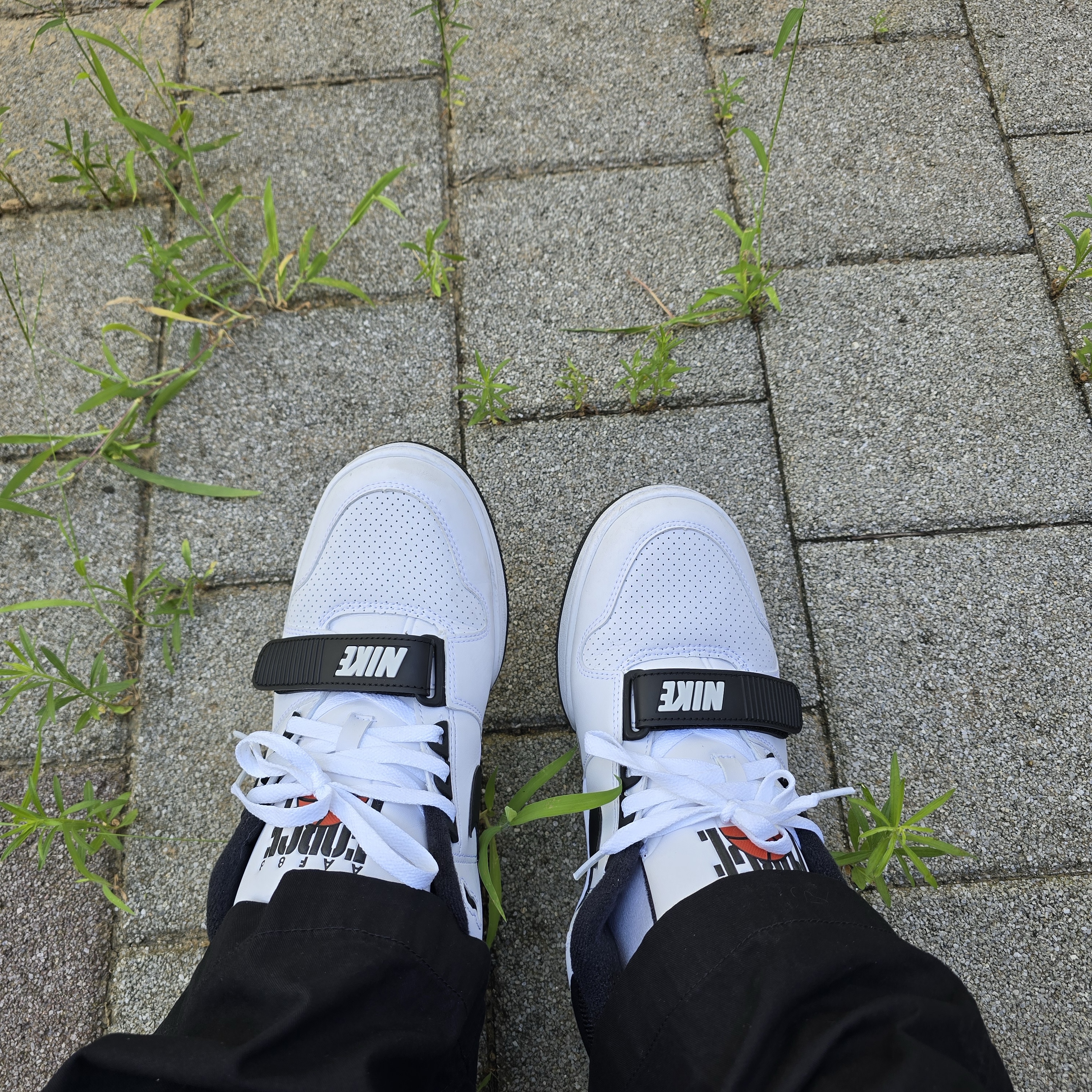 Nike x Billie Eilish Air Alpha Force 88 Black and White 착용 스타일 - 3