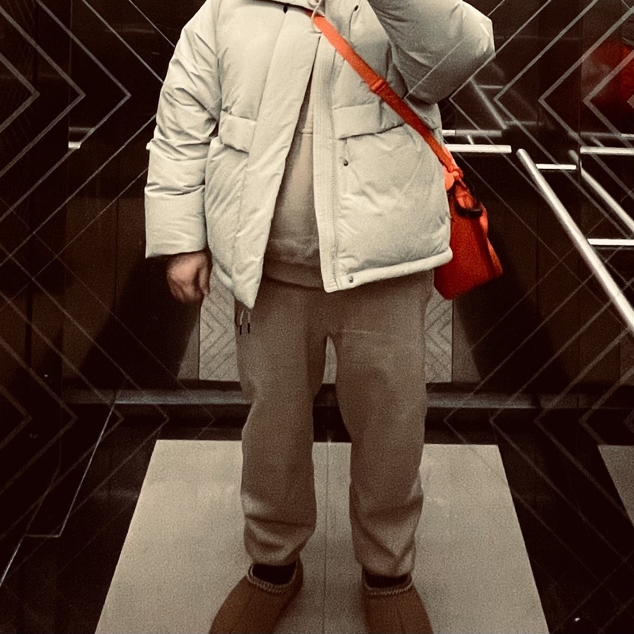 UGG Tasman Slipper Chestnut, Nike x Billie Eilish NRG Fleece Pants Mushroom - Asia 착용 스타일