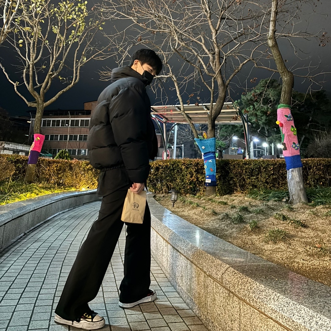 Undermycar Mu.15 Anti Fxxking Logo Play Triple Logo Crop Padding Jacket Black, Maison Mihara Yasuhiro Peterson OG Sole Trick Detail Low Cut Sneakers Multi 착용 스타일 - 1