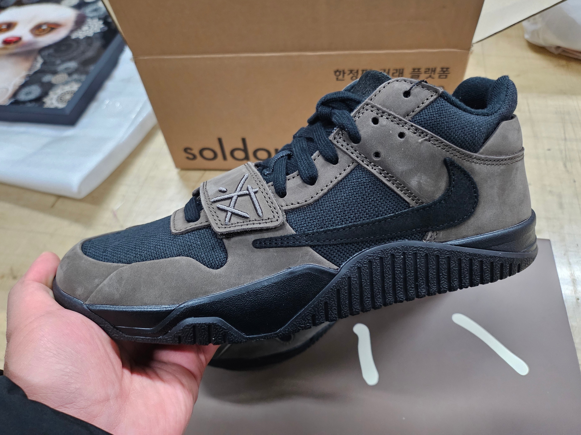 Jordan x Travis Scott Jumpman Jack TR Black and Dark Mocha 착용 스타일 - 2
