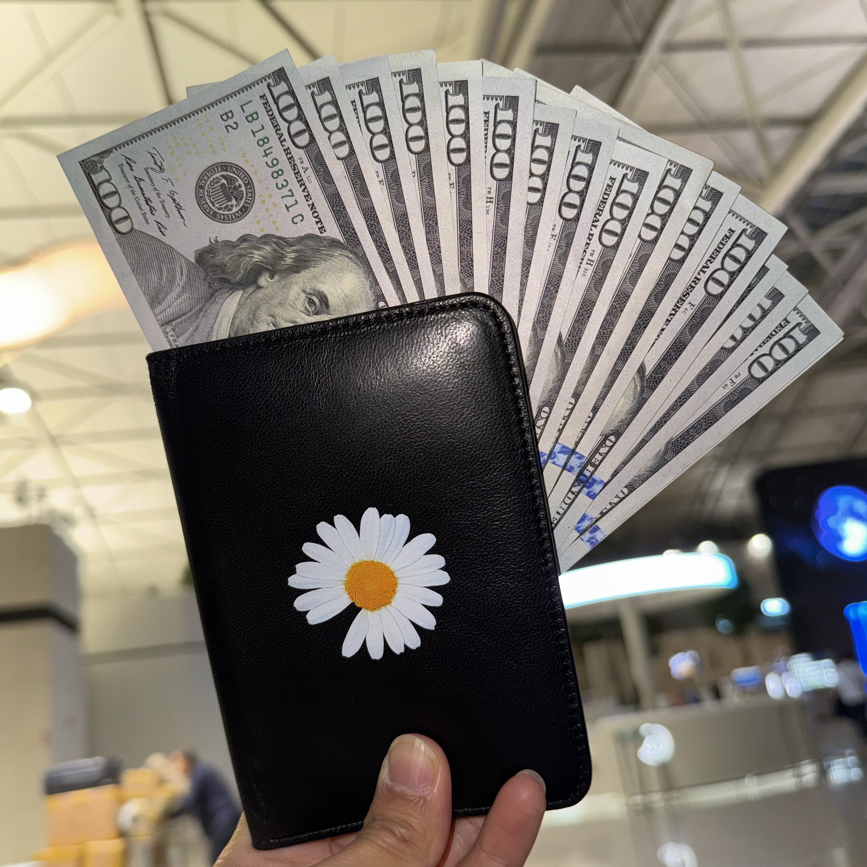 Peaceminusone Passport Case #1 Black 착용 스타일