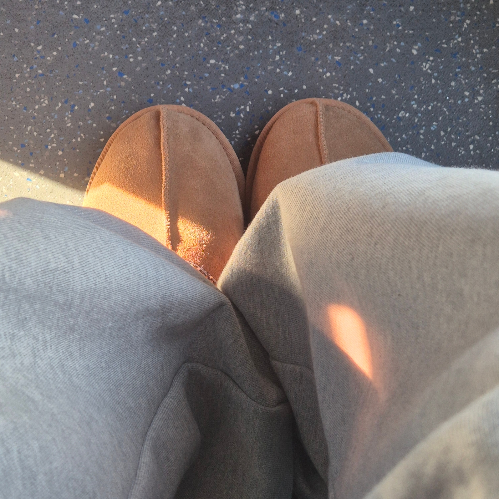 UGG Tasman Slipper Chestnut, Musinsa Standard Iron Light Down Jacket Black 착용 스타일 - 3