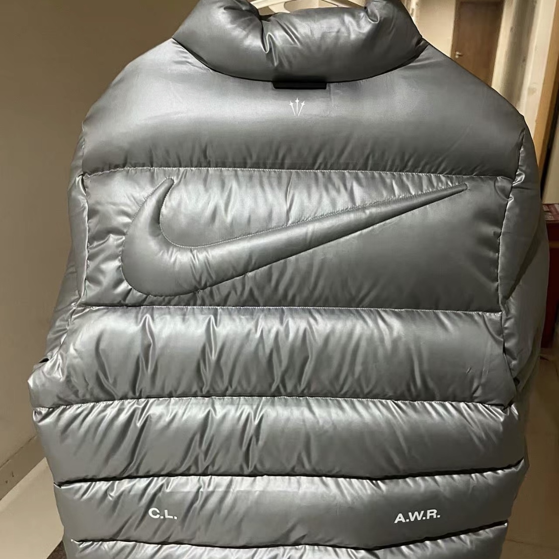 Nike x Drake Nocta Sunset Puffer Jacket Mica Green Cyber (FN8196-330) 착용 스타일 - 1