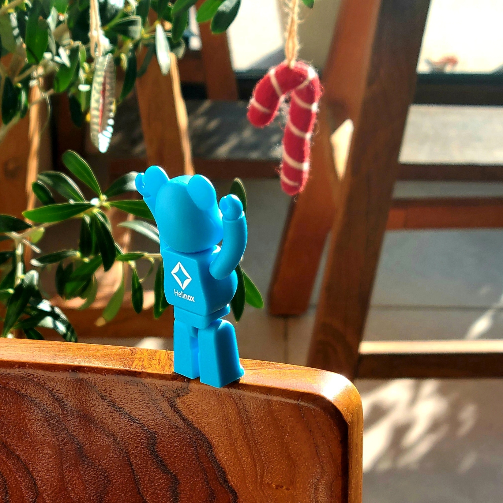 Bearbrick x Helinox 15th Anniversary Cyan 100%, Crocs x Gundam All Terrian Clog Slate Grey 착용 스타일 - 1