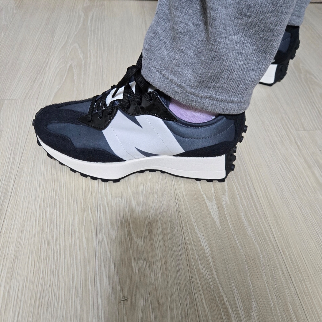(W) New Balance 327 Black Grey 착용 스타일