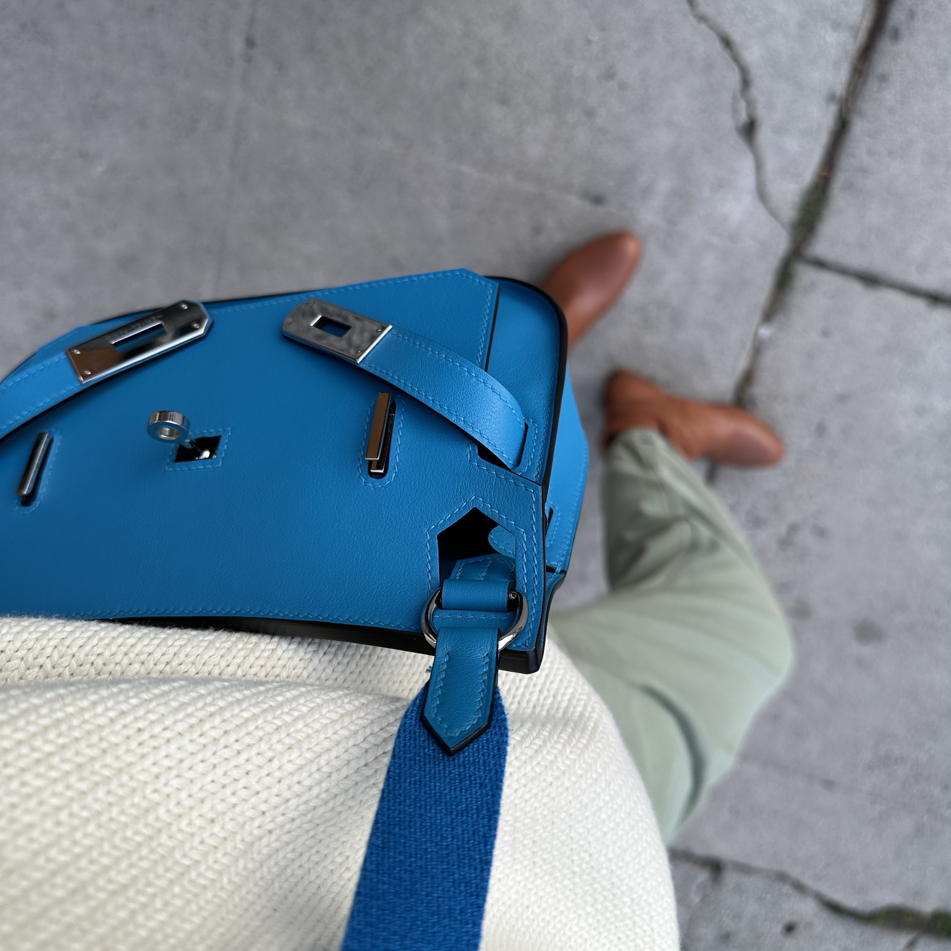 Hermes Jypsiere Mini Bag Evercolor & Palladium New Bleu Hydra, (W) Hermes Neo Ankle Boot Noir 착용 스타일 - 1