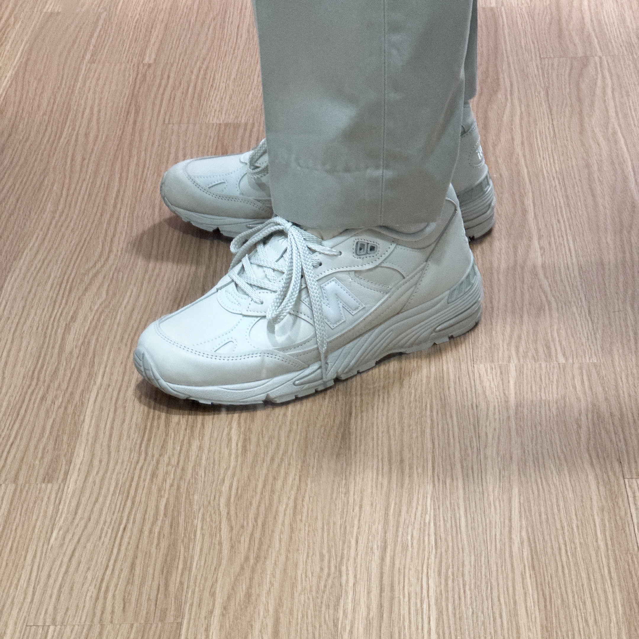 New Balance 991v1 Made in UK Contemporary Luxe Light Grey 착용 스타일 - 7