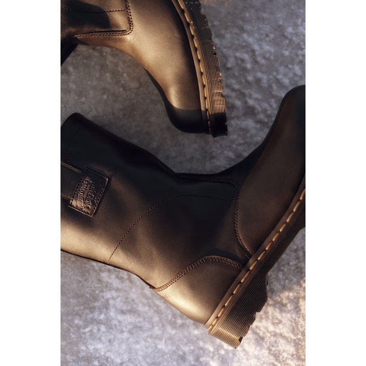 Dr. Martens x Stussy 2295 Decon Black Wanama Leather Boots Black, Dr. Martens x Stussy 2295 Decon Sand Hairy Suede Boots Tan 착용 스타일 - 4
