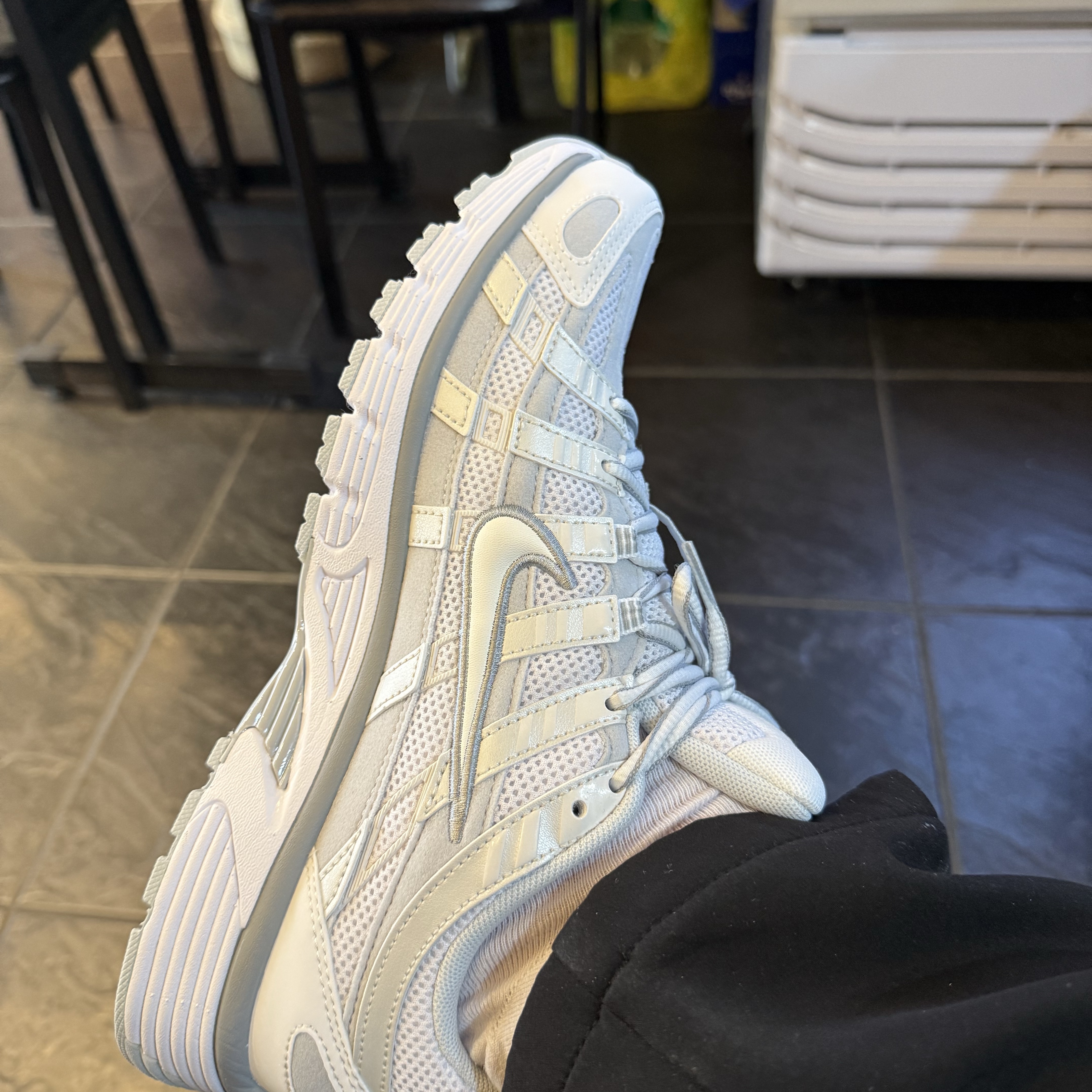 (W) Nike P-6000 Metallic Summit White 착용 스타일 - 2