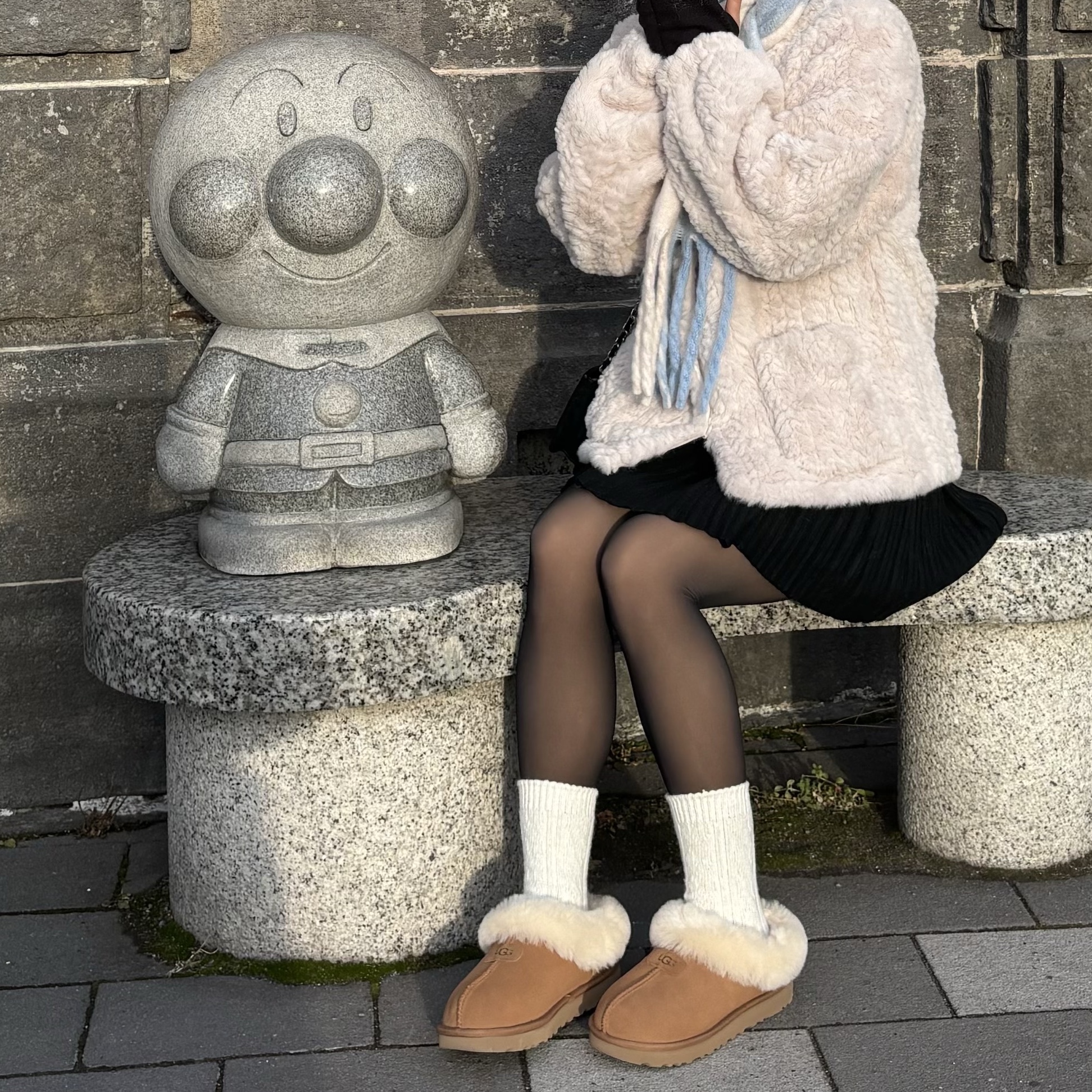 (W) UGG Tazzette Slipper Chestnut, COS Quilted Mini Bag Cream 착용 스타일 - 1