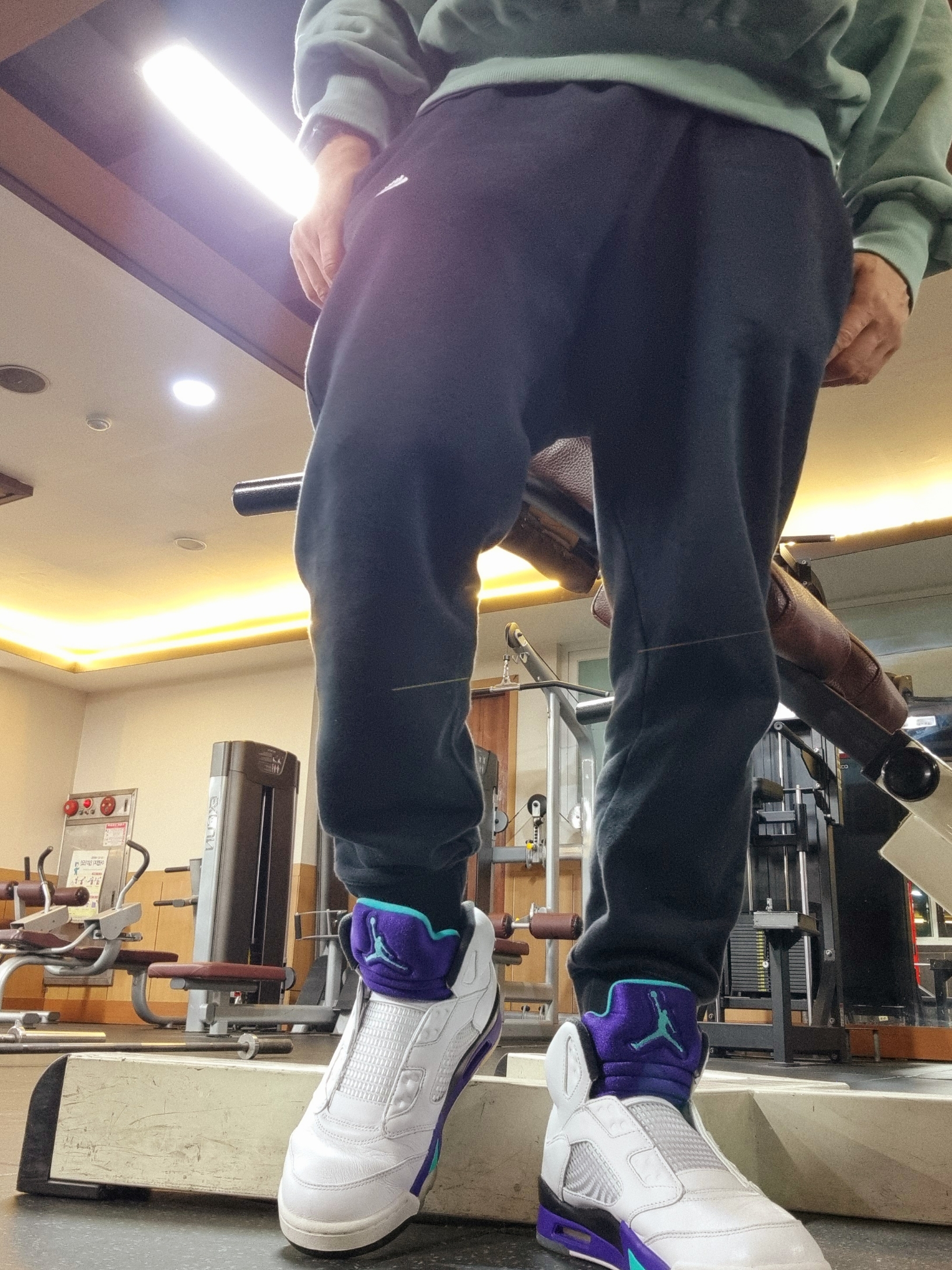 Jordan 5 Retro Grape Fresh Prince 착용 스타일 - 3