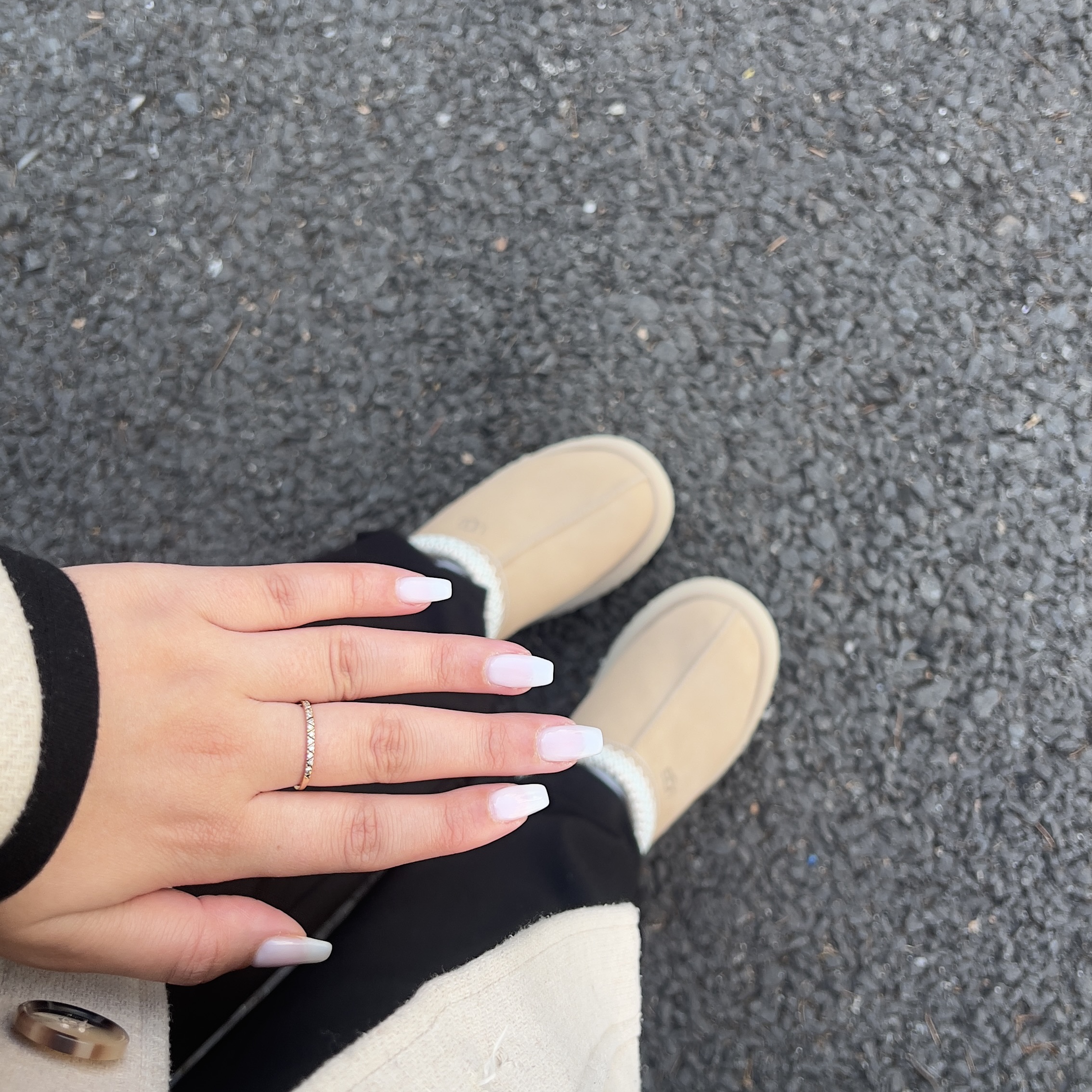 (W) UGG Tazz Slipper Sand 착용 스타일
