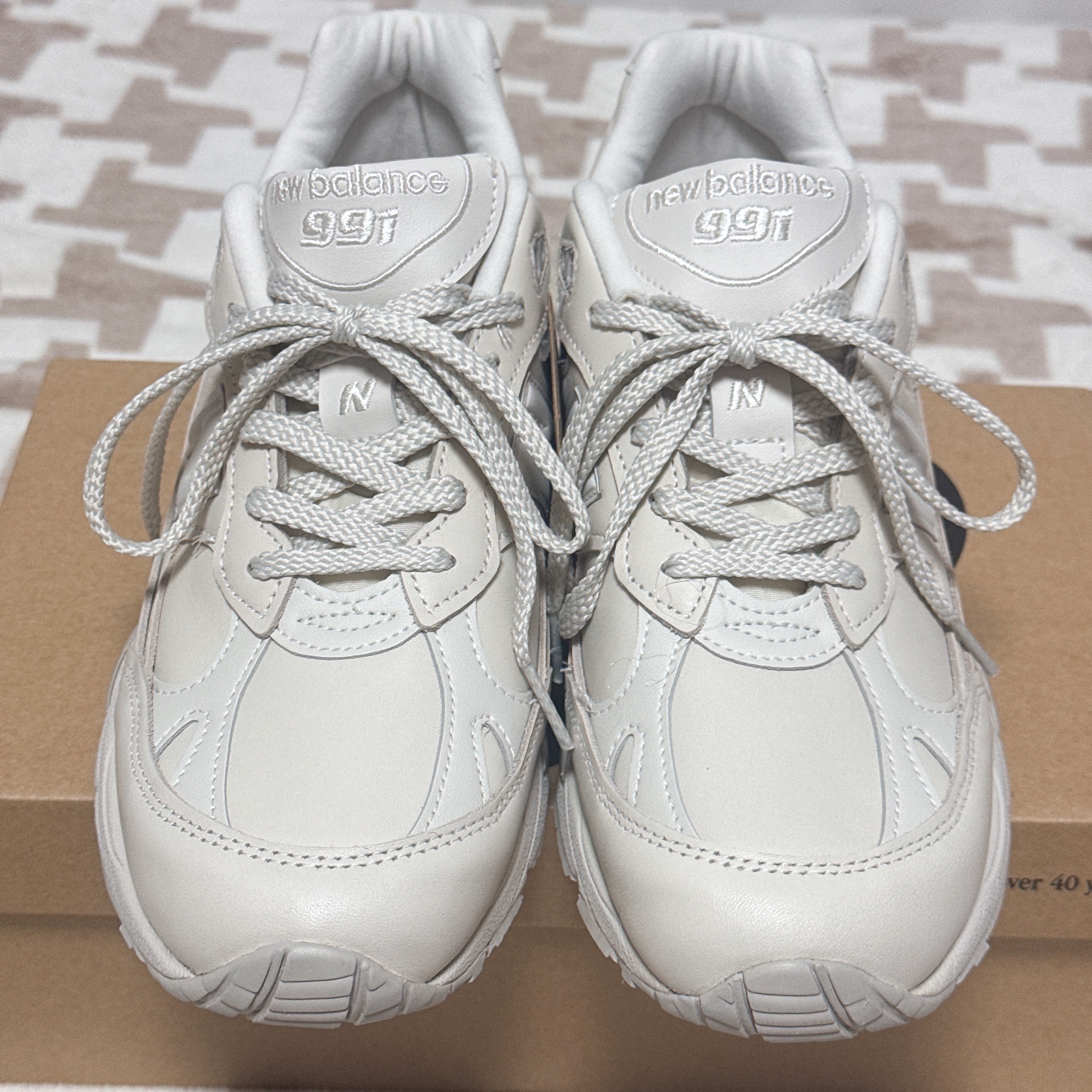 New Balance 991v1 Made in UK Contemporary Luxe Light Grey 착용 스타일 - 1