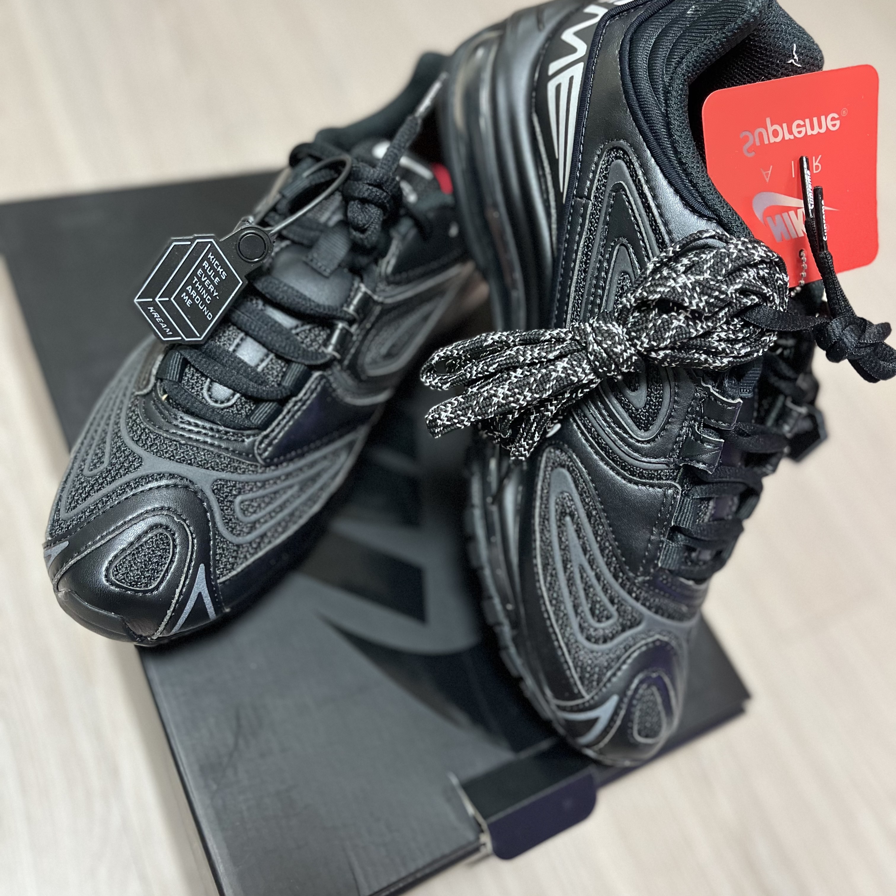 Nike x Supreme Air Max 98 TL Black 착용 스타일 - 2