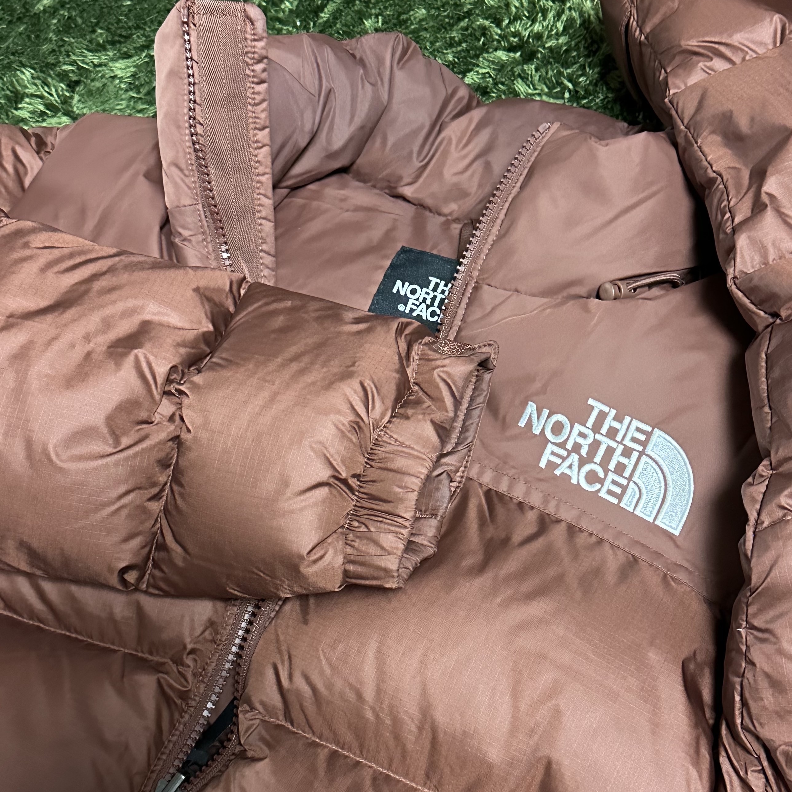The North Face 1996 Retro Nuptse Jacket Dark Oak 착용 스타일