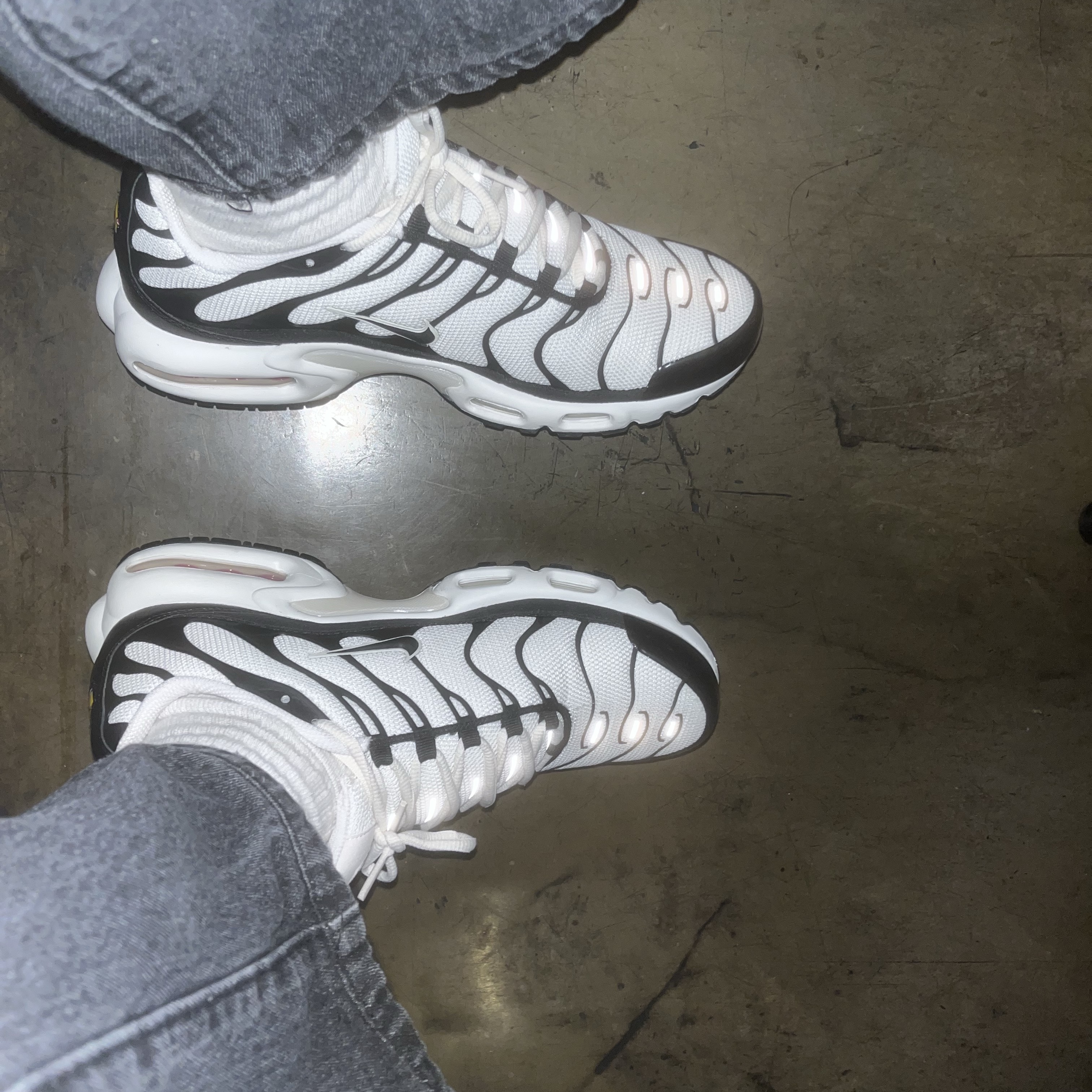 Nike Air Max Plus Essential+ Phantom Black 착용 스타일 - 1