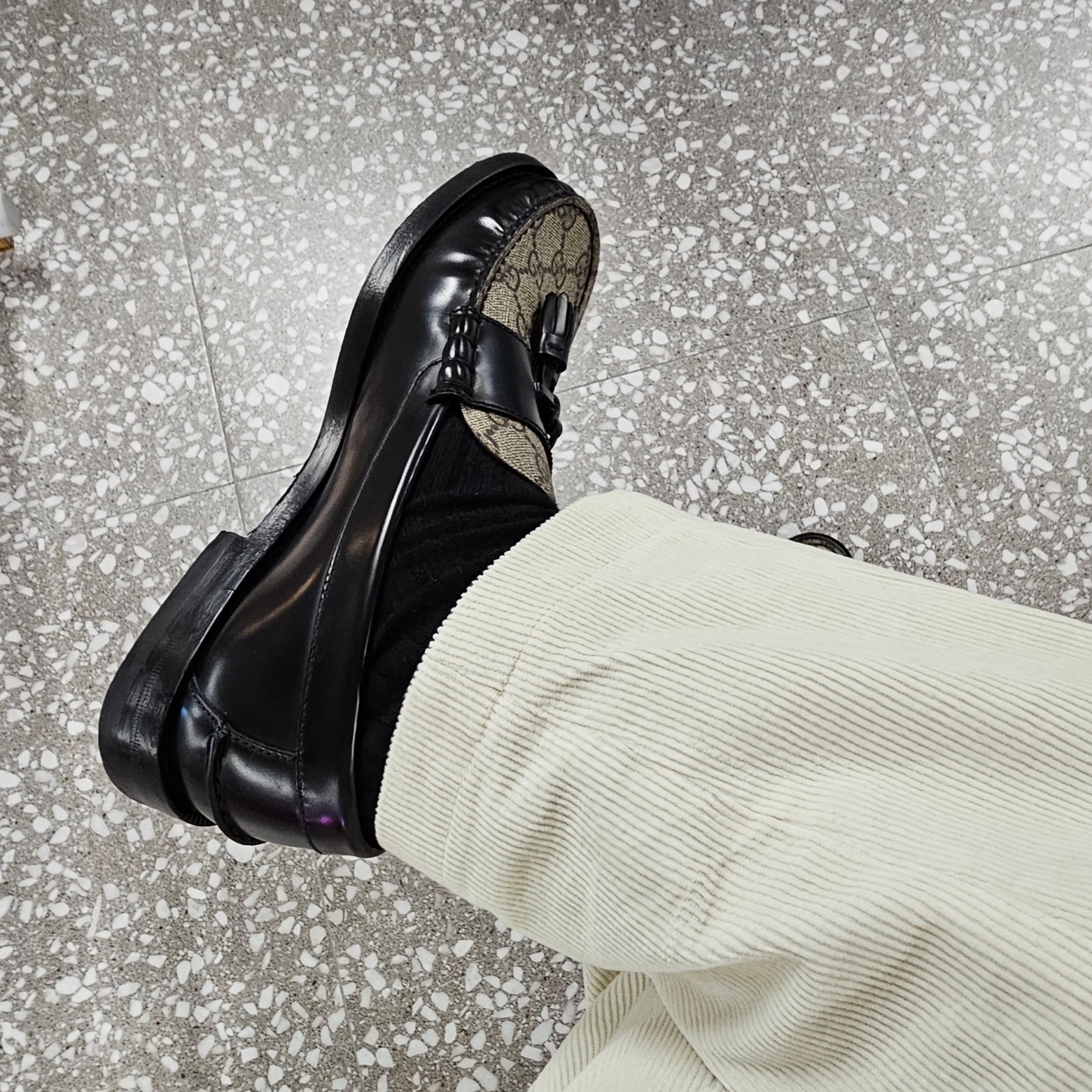 Gucci GG Leather Loafer with Tassel Black 착용 스타일 - 2