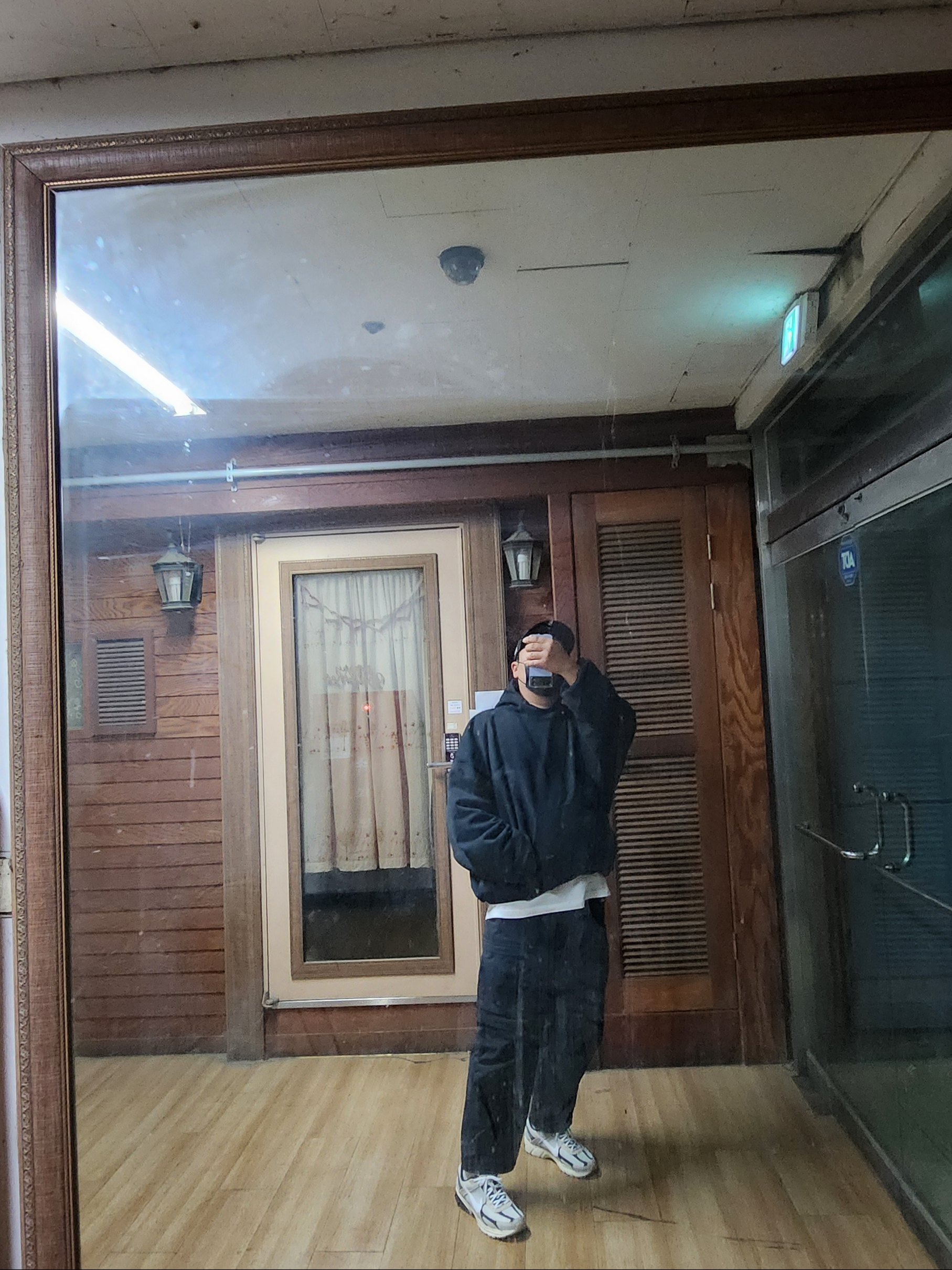 Yeezy Gap Engineered By Balenciaga Dove Hoodie Washed Black, Nike Zoom Vomero 5 Light Bone and Black 착용 스타일