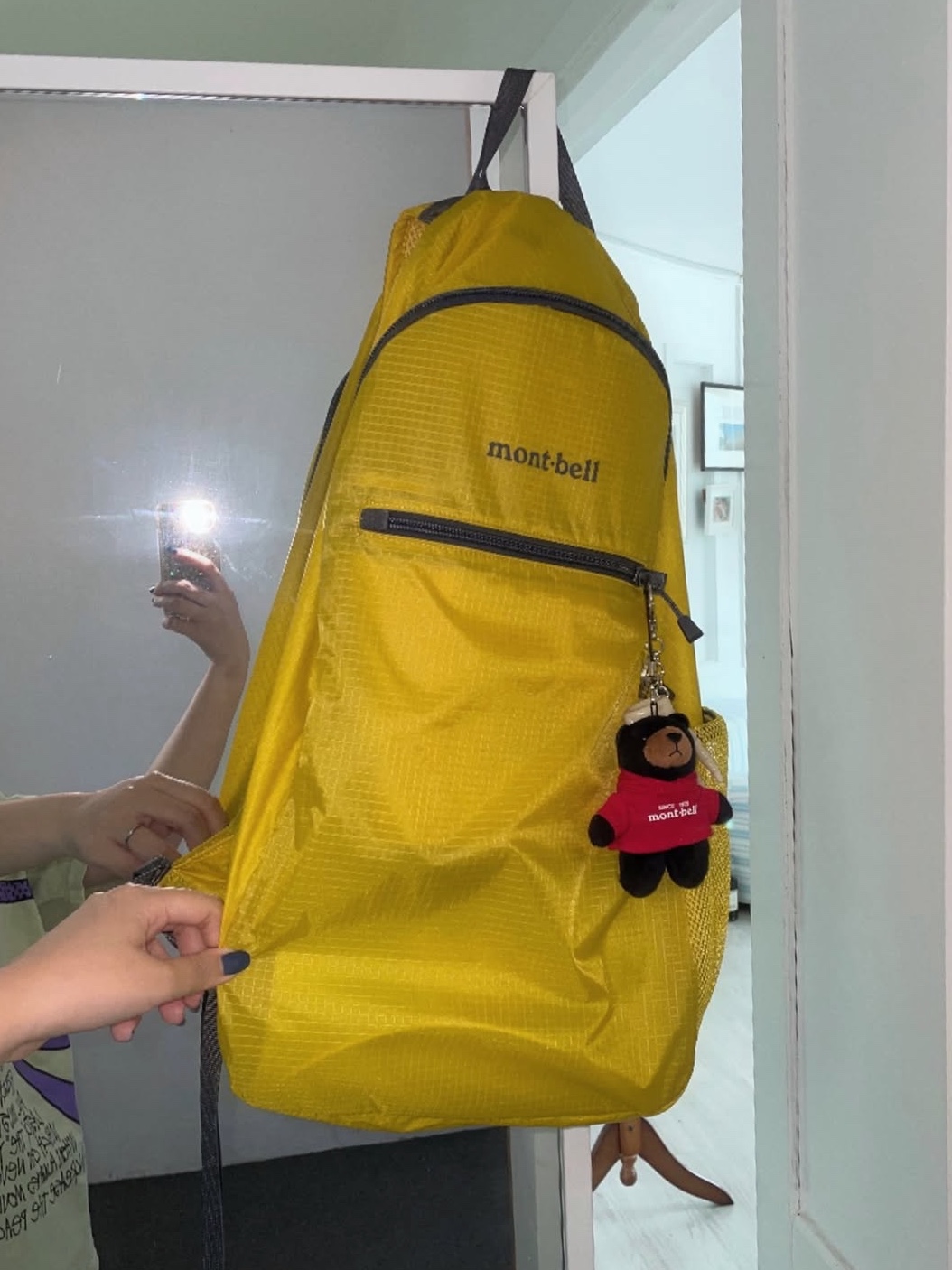 Montbell Pocketable Light Pack 18 Mustard, Montbell Pocketable Light Pack 18 Black 착용 스타일 - 1