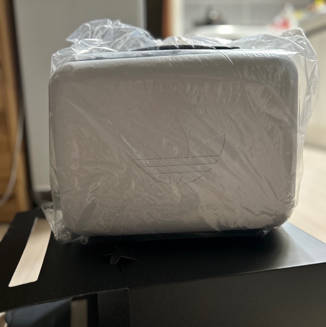 Adidas Holiday Ready Bag White 착용 스타일 - 2