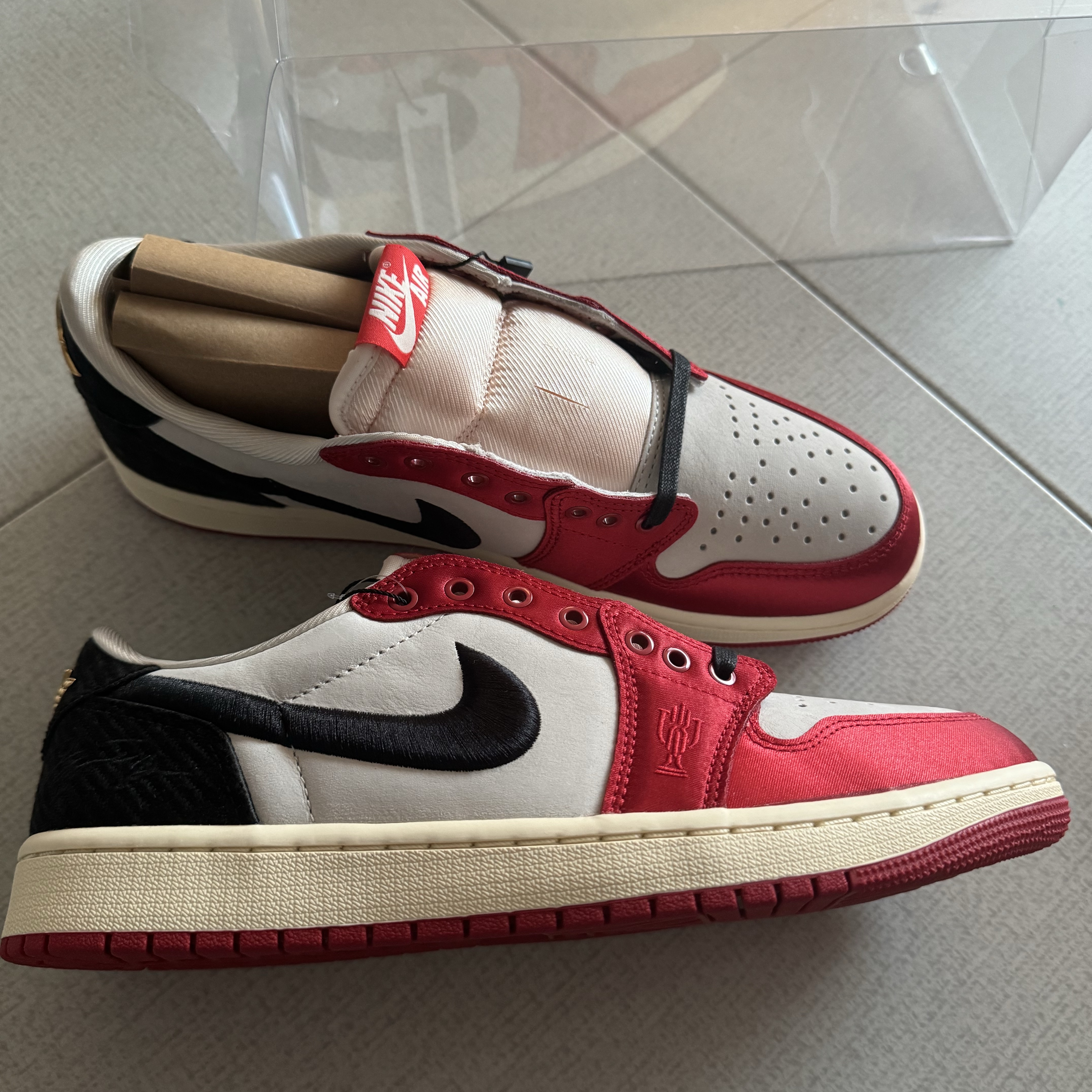Jordan 1 x Trophy Room Retro Low OG SP Sail Varsity Red 착용 스타일 - 1