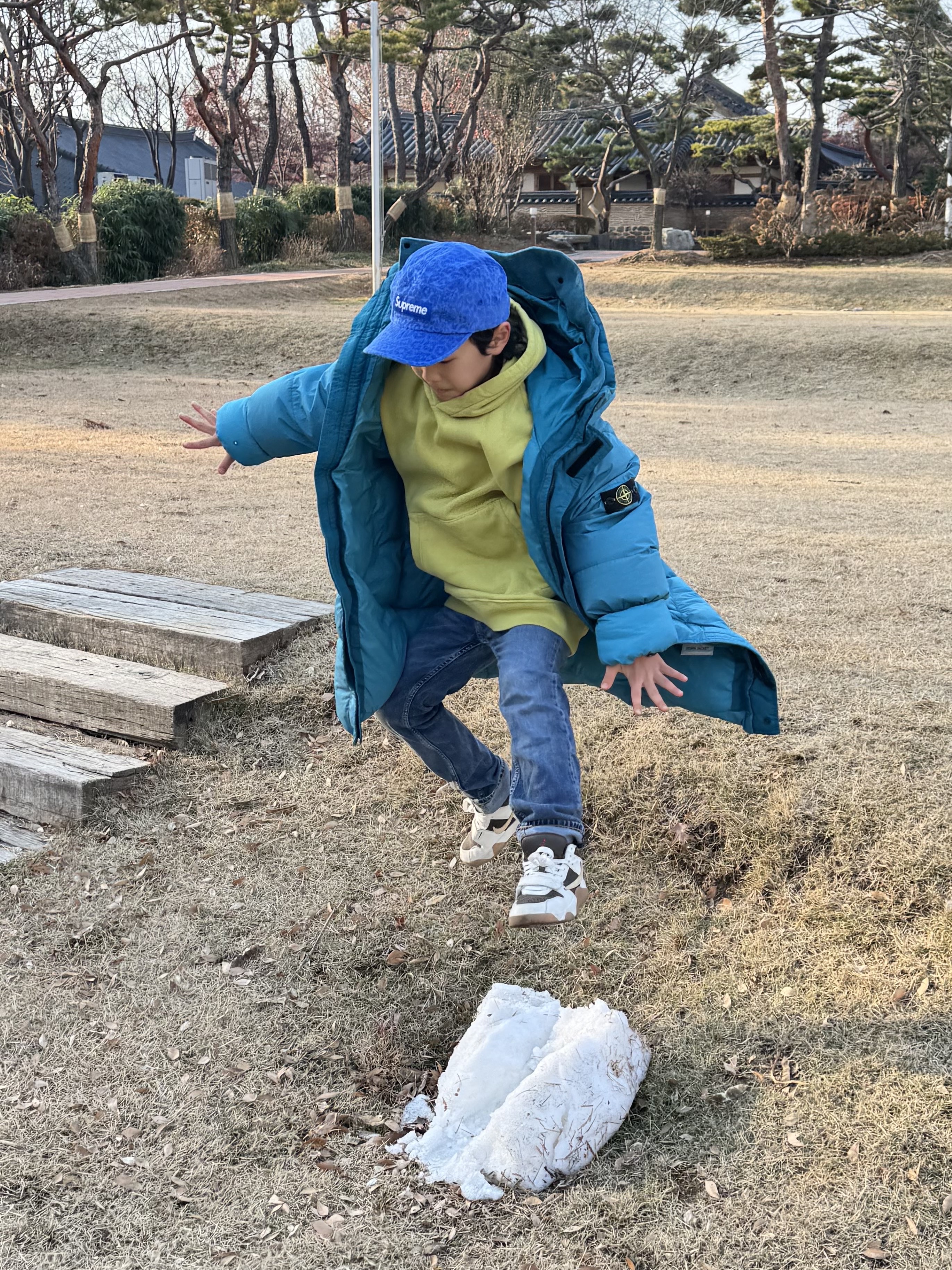 Supreme Leopard Corduroy Camp Cap Blue - 23FW, (PS) Jordan x Travis Scott Jumpman Jack TR Sail and Dark Mocha 착용 스타일 - 1