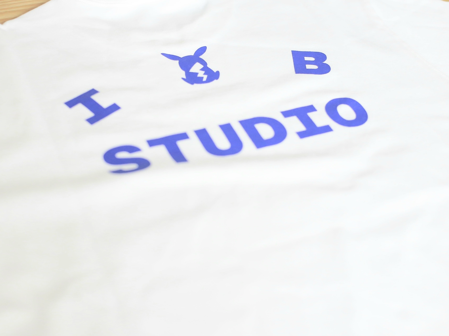 IAB Studio x Pokemon Pikachu T-Shirt White Navy 착용 스타일 - 4