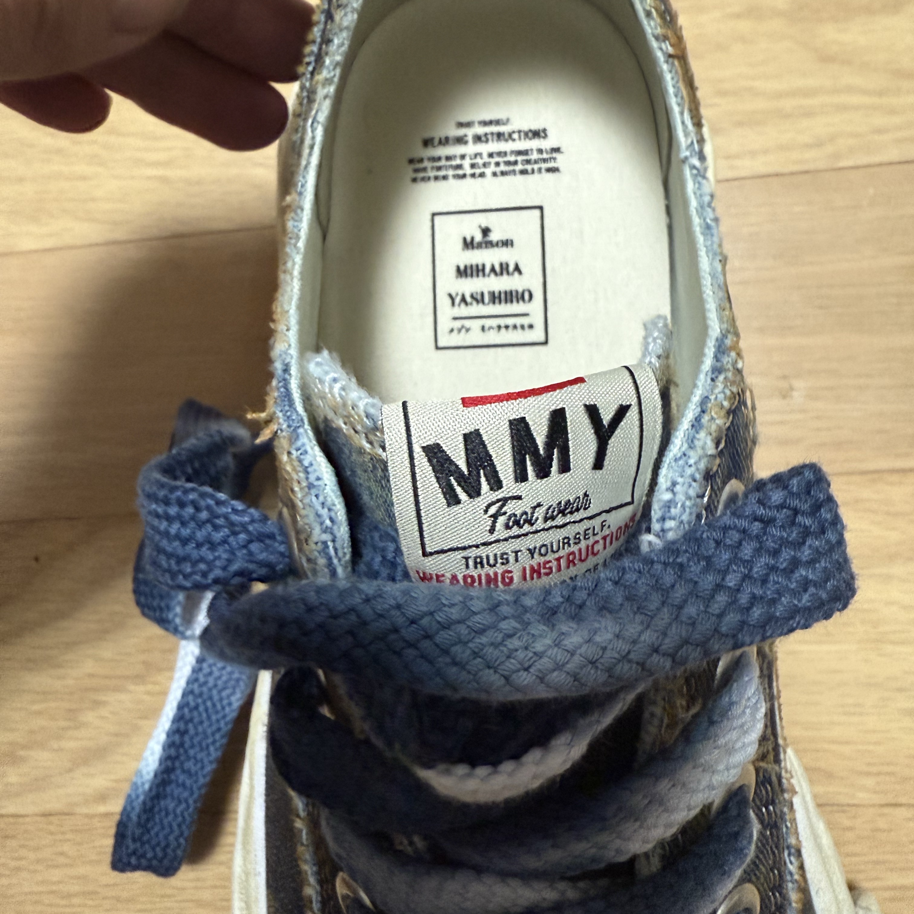 Maison Mihara Yasuhiro Peterson23 OG Sole Washed Denim Low-top Sneakers Blue 착용 스타일 - 3