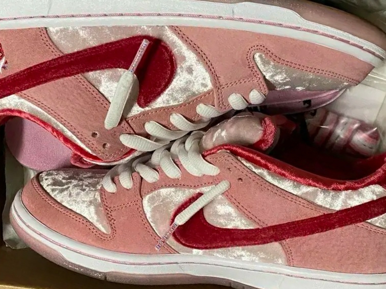 Nike x StrangeLove SB Dunk Low Pink (Regular Box) 착용 스타일