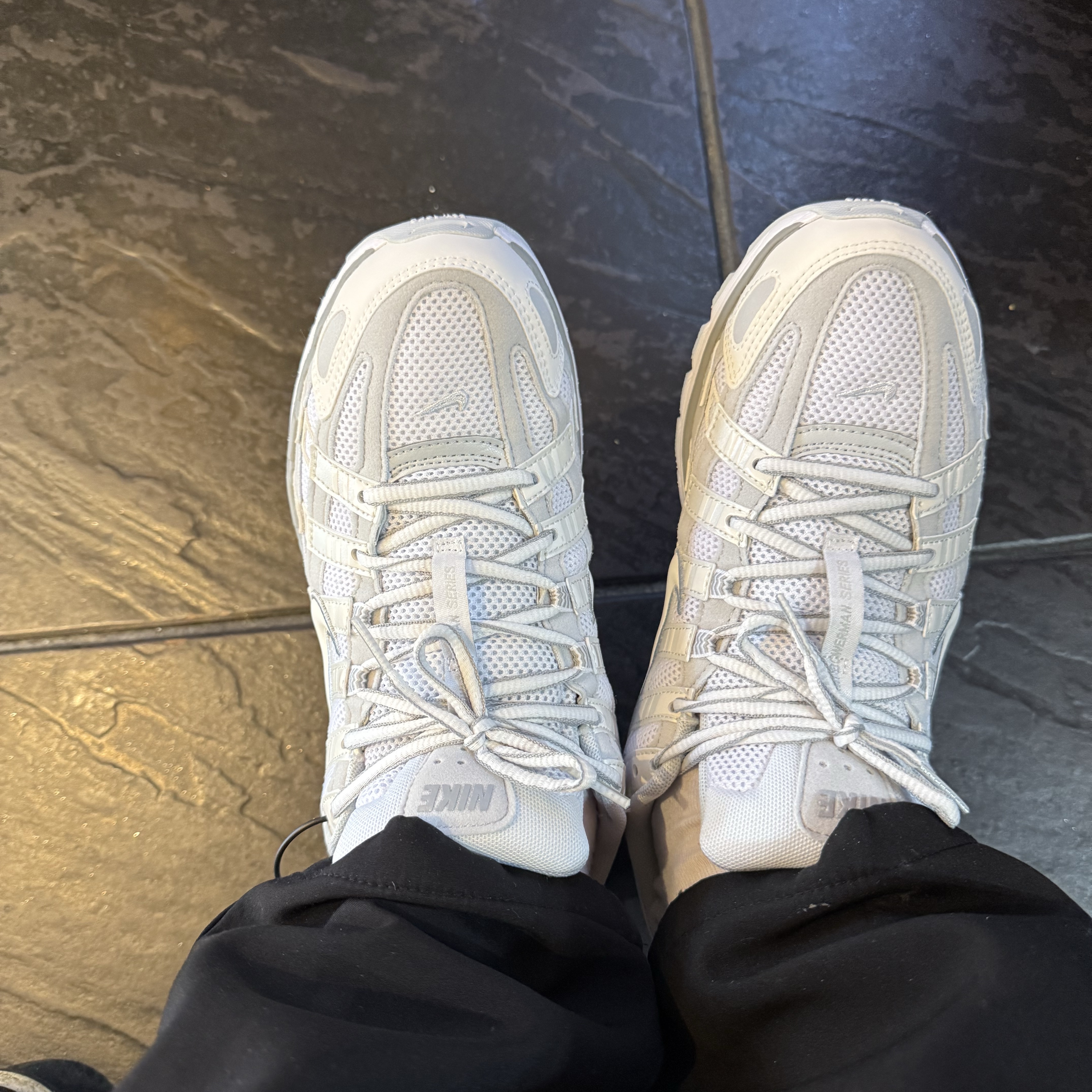 (W) Nike P-6000 Metallic Summit White 착용 스타일 - 1