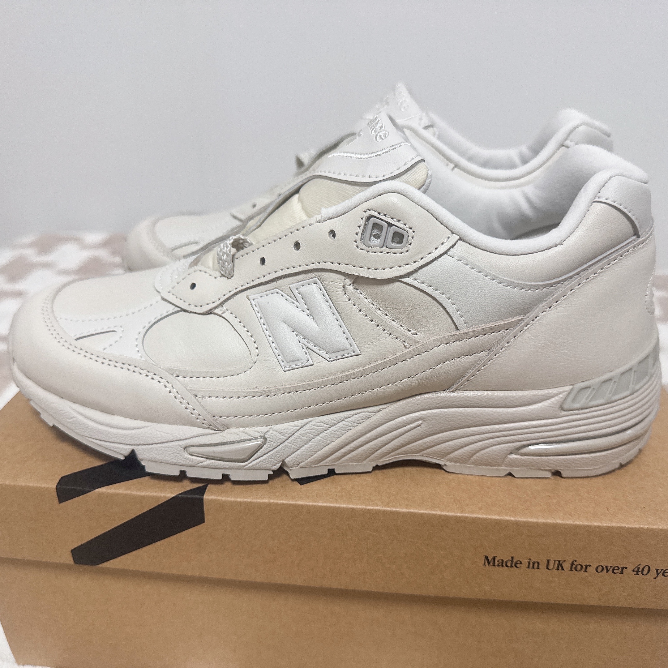 New Balance 991v1 Made in UK Contemporary Luxe Light Grey 착용 스타일 - 5