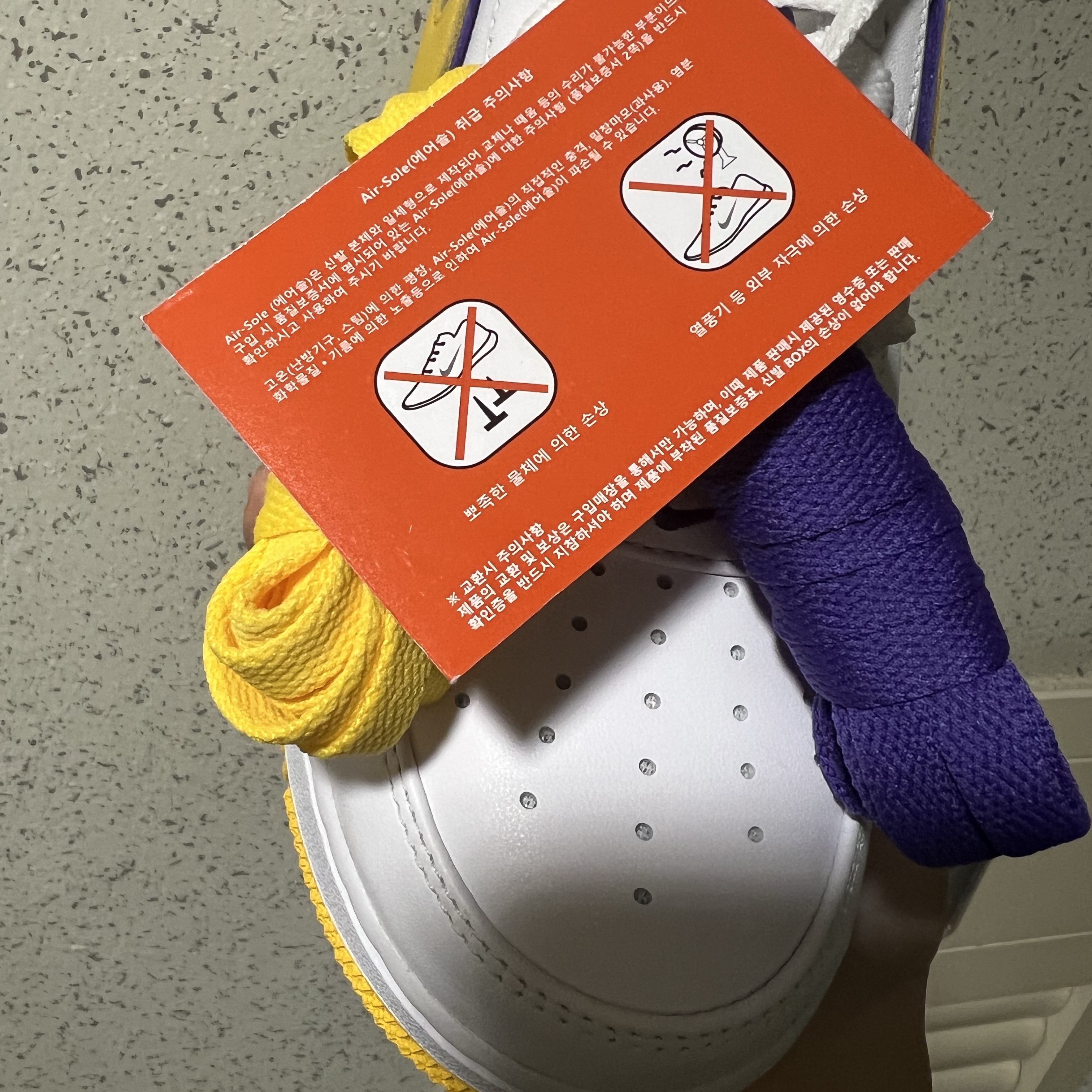 Nike x Kobe Bryant Air Force 1 Low Retro QS Varsity Maize and Varsity Purple 착용 스타일 - 4
