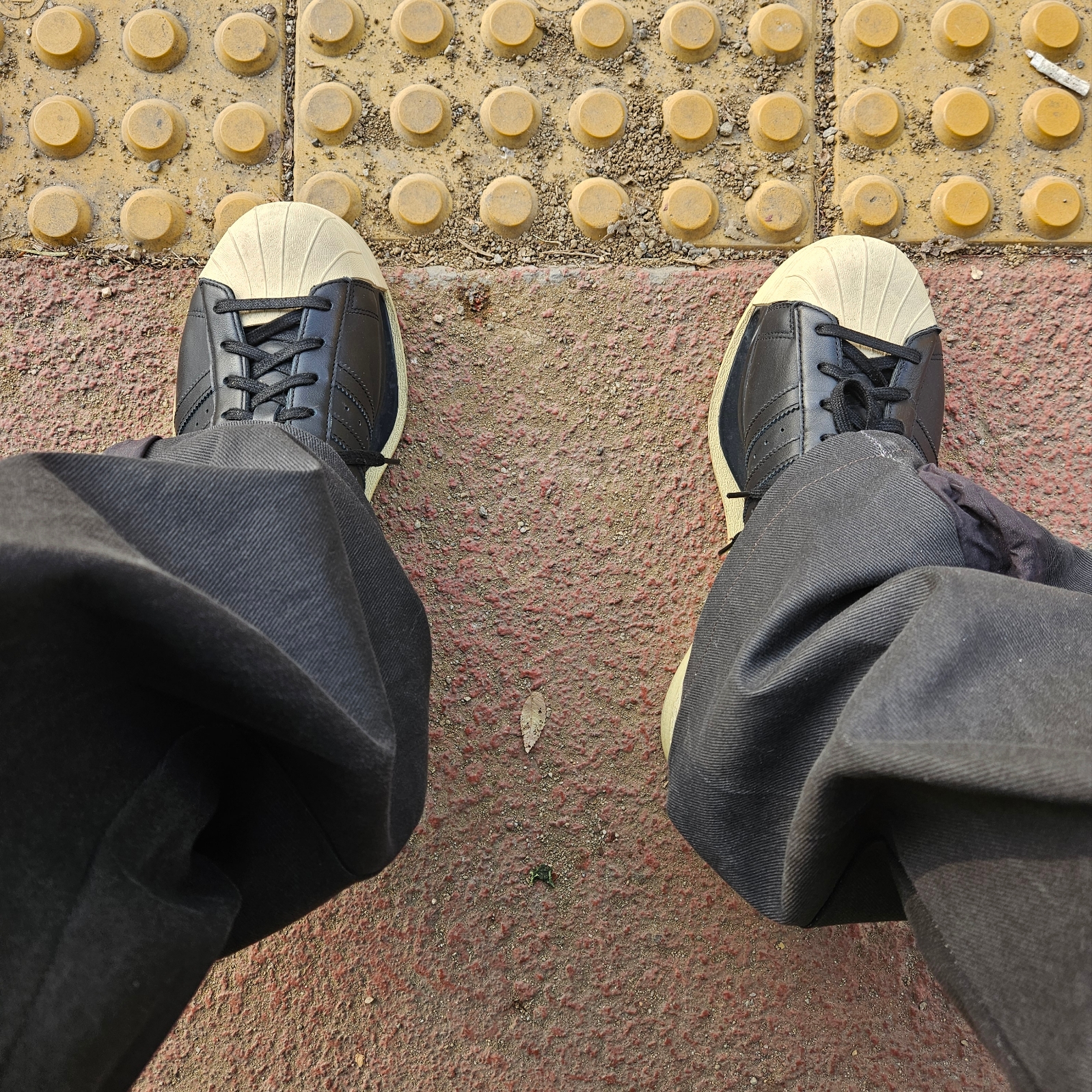 Y-3 Gendo Superstar Black Easy Yellow 착용 스타일 - 1