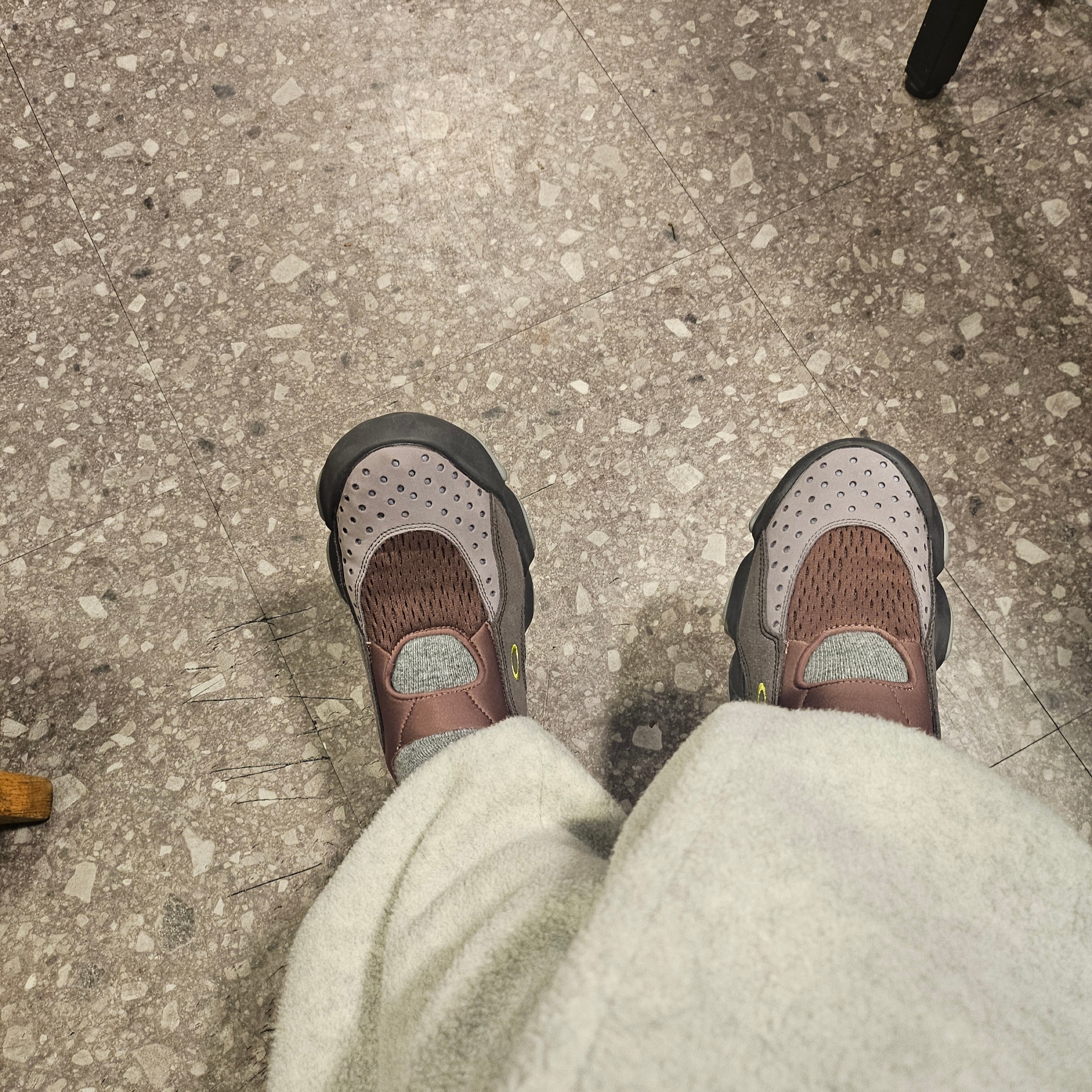 Oakley Factory Team x Brain Dead Flesh Sandals Rose Taupe 착용 스타일 - 1