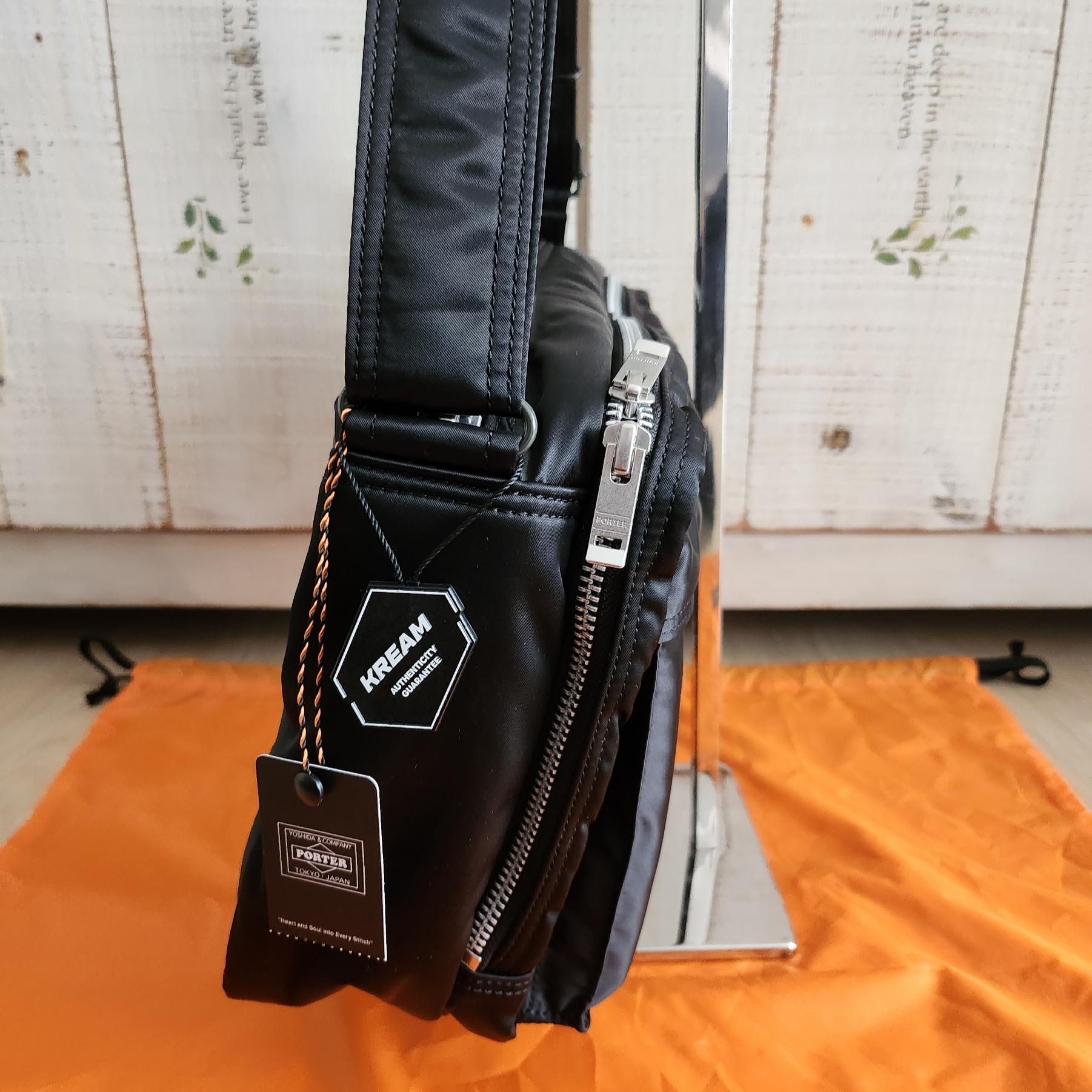Porter All New Tanker Sling Bag Zip L Black 착용 스타일 - 6