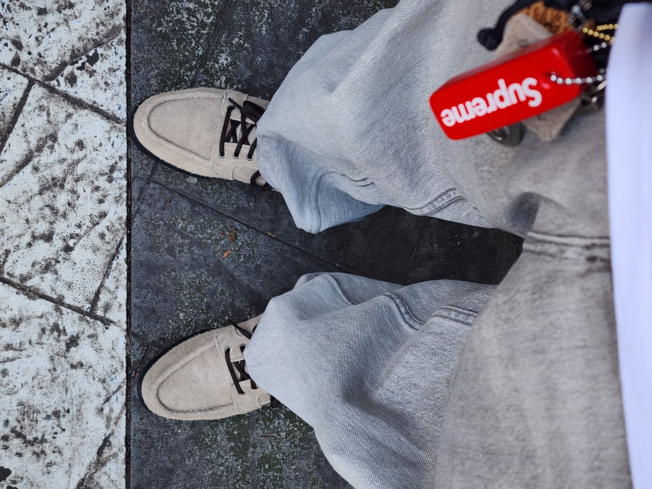 Timberland x Thisisneverthat Heritage Gore-Tex Moc Toe Mid Boots Desert - Wide, Supreme Floating Keychain Red - 23FW 착용 스타일 - 1