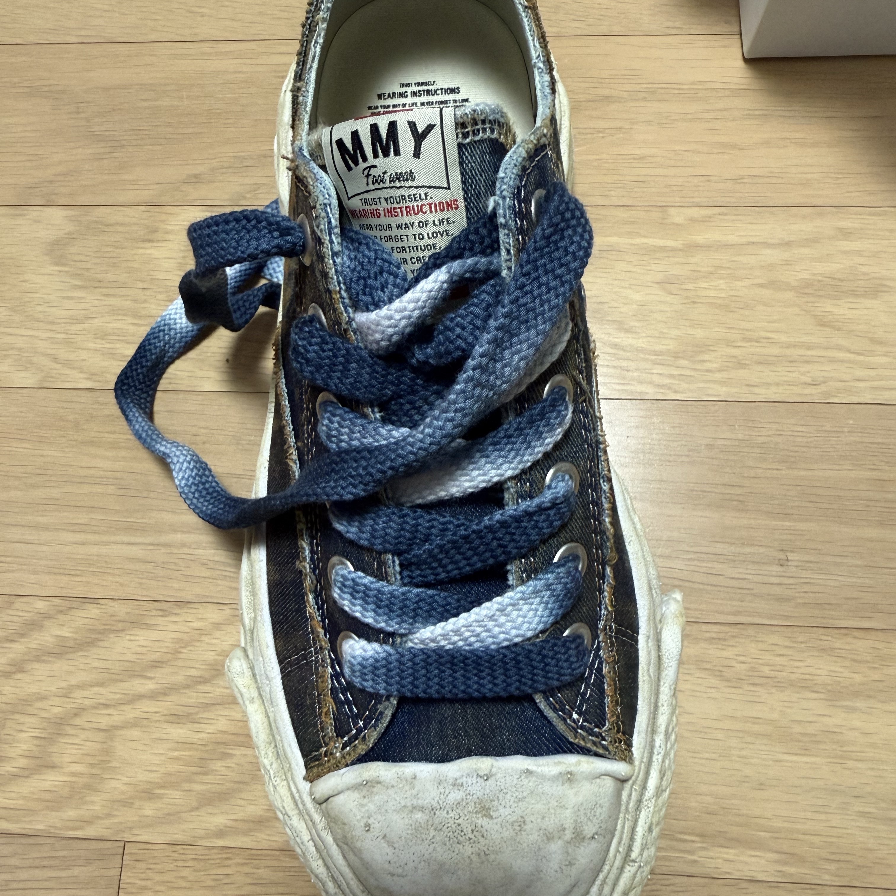 Maison Mihara Yasuhiro Peterson23 OG Sole Washed Denim Low-top Sneakers Blue 착용 스타일 - 1
