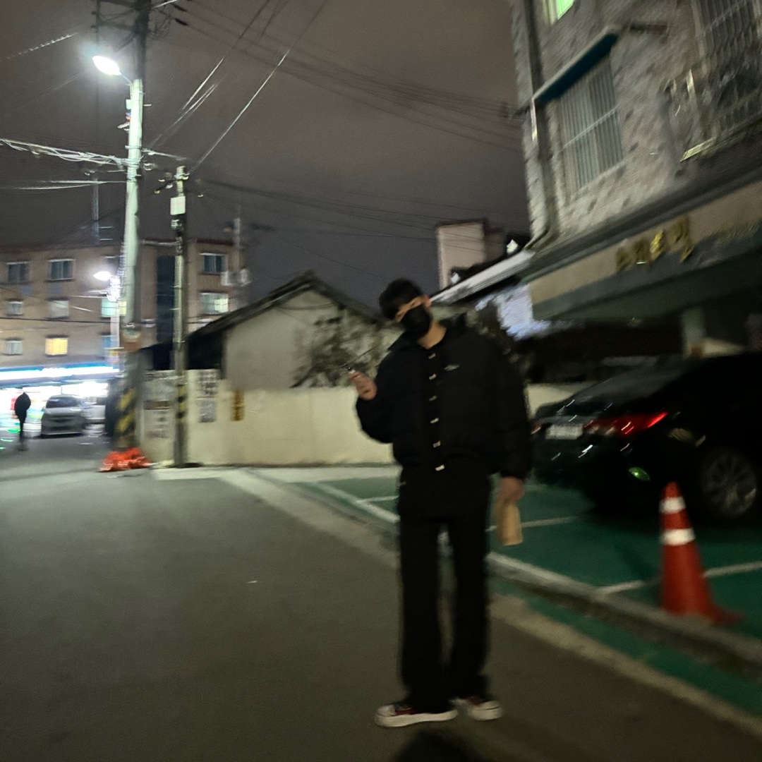 Undermycar Mu.15 Anti Fxxking Logo Play Triple Logo Crop Padding Jacket Black, Maison Mihara Yasuhiro Peterson OG Sole Trick Detail Low Cut Sneakers Multi 착용 스타일 - 2