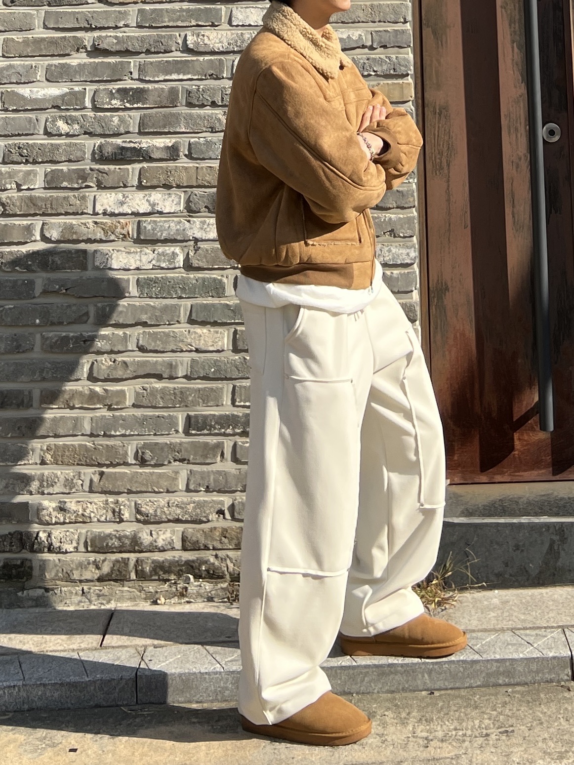 UGG Tasman Slipper Chestnut 착용 스타일 - 2