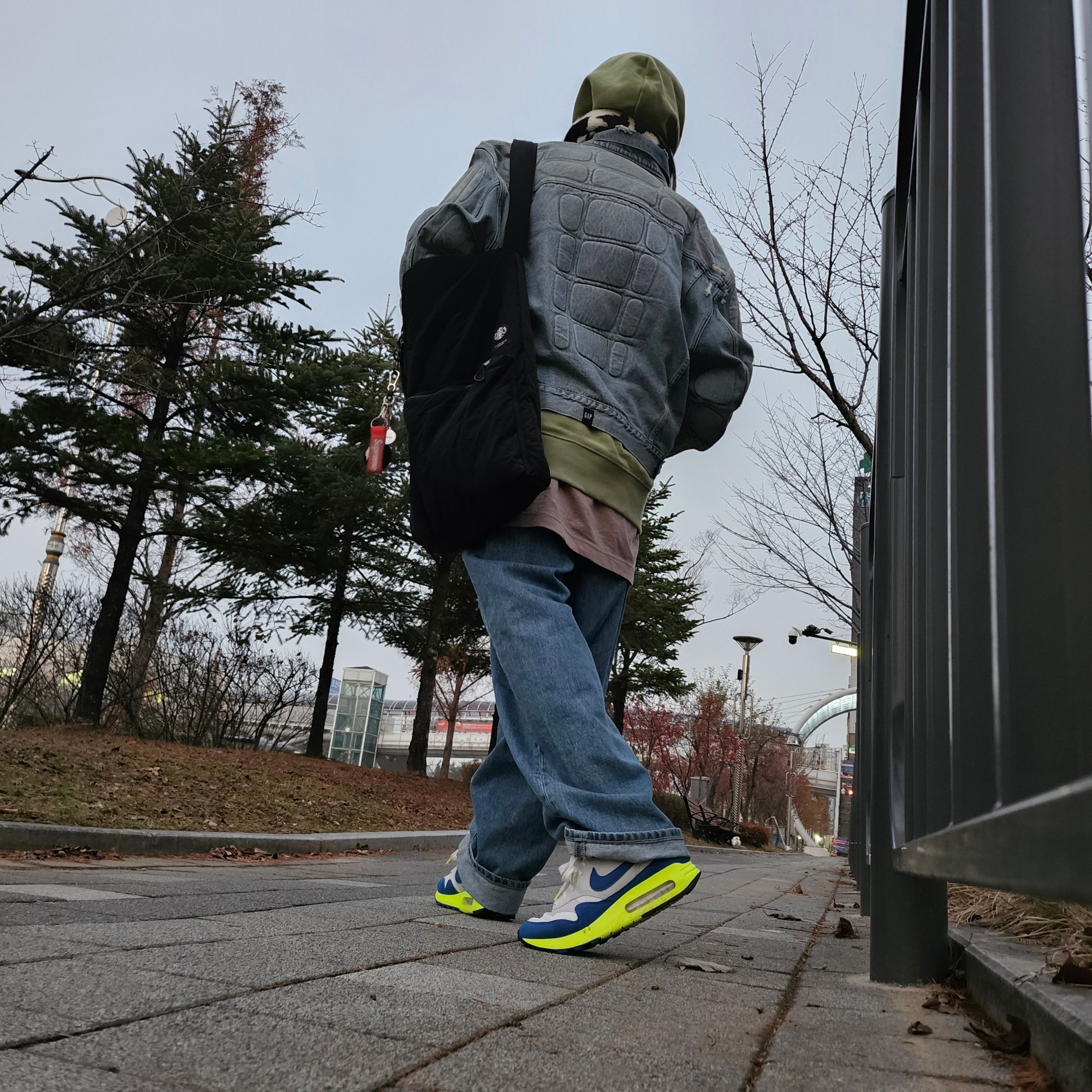 Stussy SS Link Hoodie Moss, Yeezy Gap Engineered By Balenciaga Dove Long Sleeve T-Shirt Beige 착용 스타일 - 3