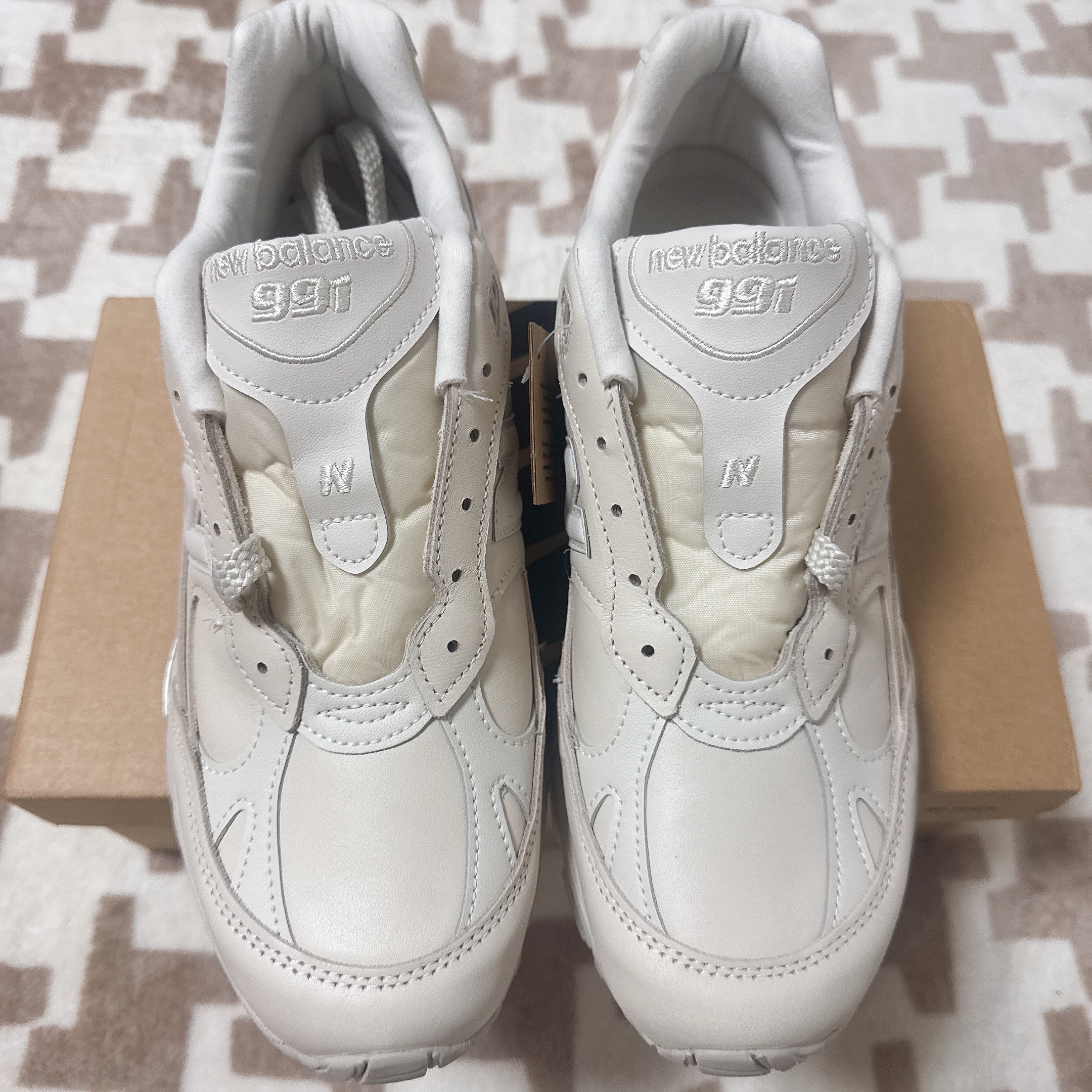 New Balance 991v1 Made in UK Contemporary Luxe Light Grey 착용 스타일 - 4