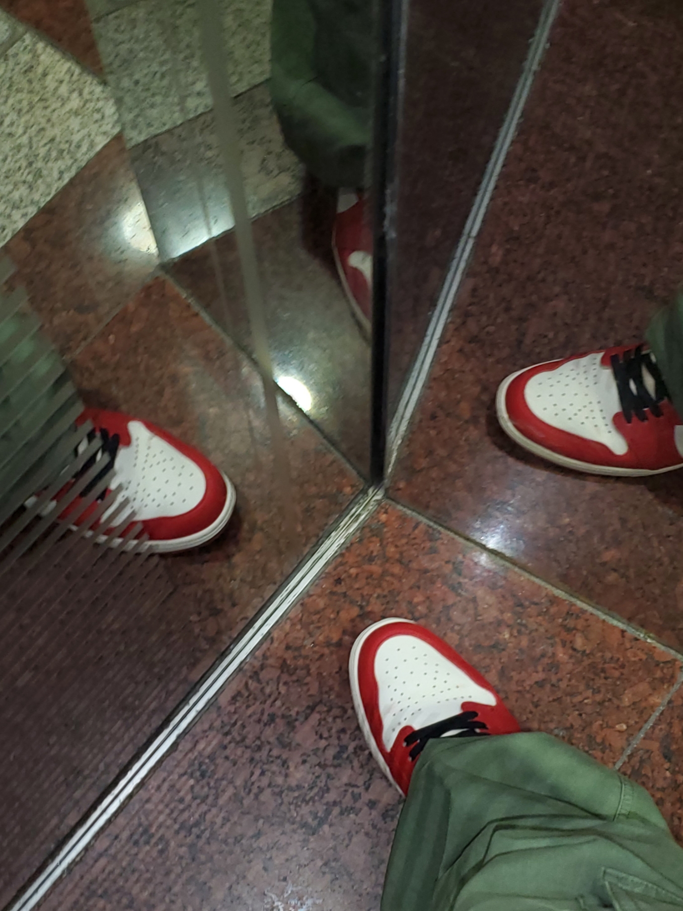 Jordan 1 Retro High OG Chicago 2022, Uniqlo Multi Pocket Shoulder Bag Olive 착용 스타일 - 3