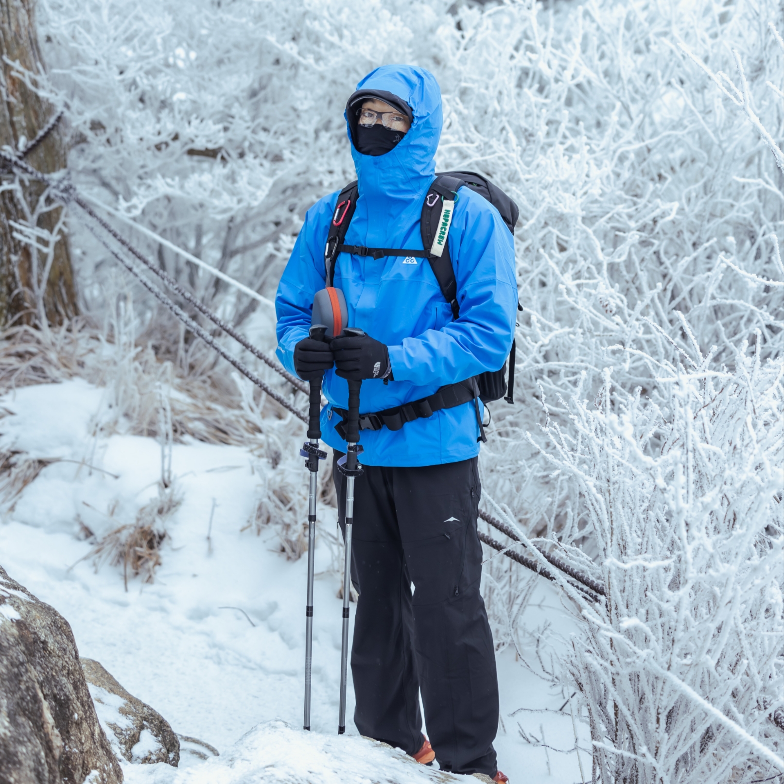 Nike ACG Storm-Fit ADV Cascade Rains Full Zip Jacket Light Photo Blue Summit White - Asia, Arc'teryx Rho Neck Gaiter Long Black 착용 스타일